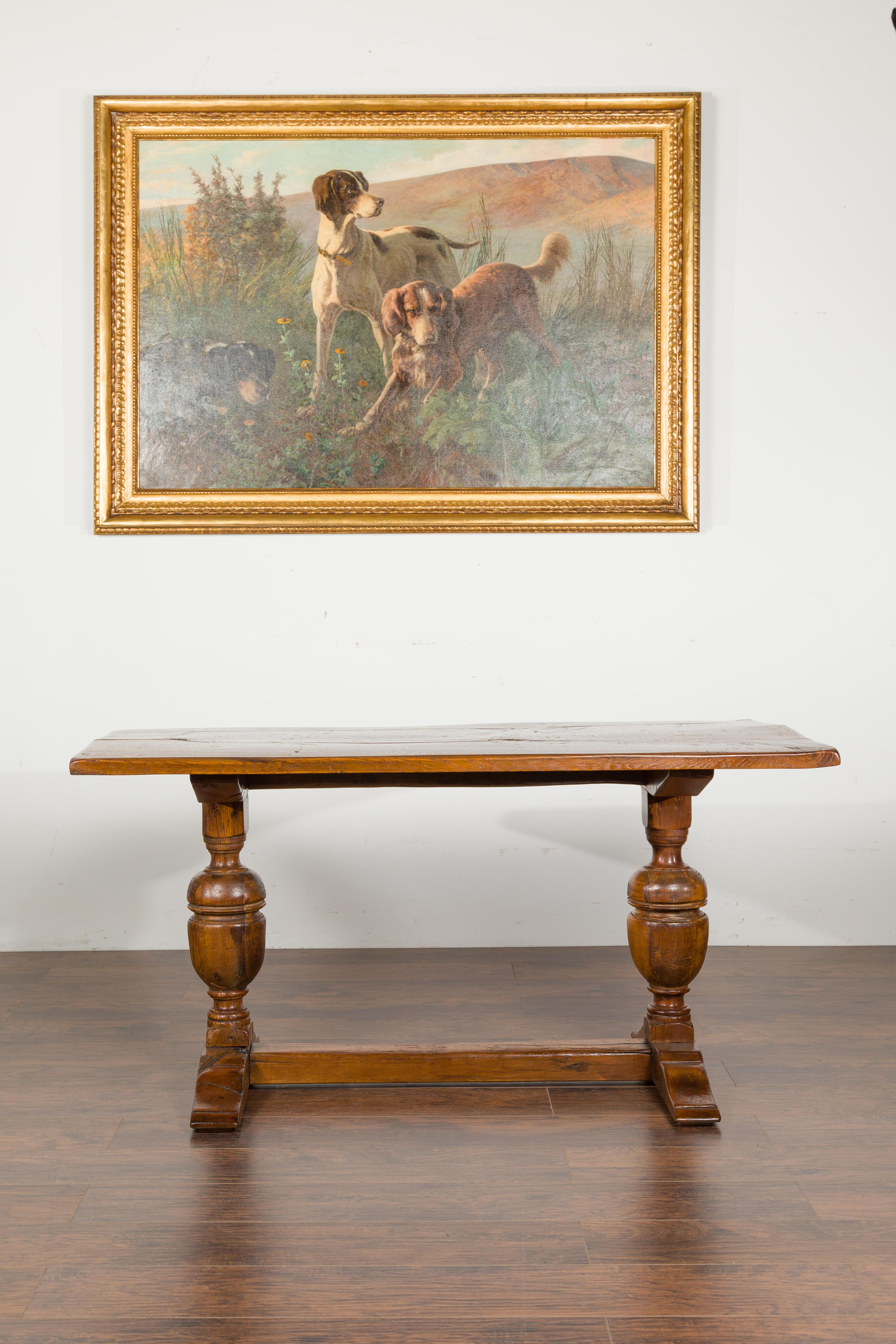 Un tavolo inglese in quercia della fine del XIX secolo, con grandi gambe tornite e barella trasversale. Creato in Inghilterra nell'ultimo quarto del XIX secolo, questo tavolo in quercia presenta un piano rettangolare dall'aspetto ben usurato, posto