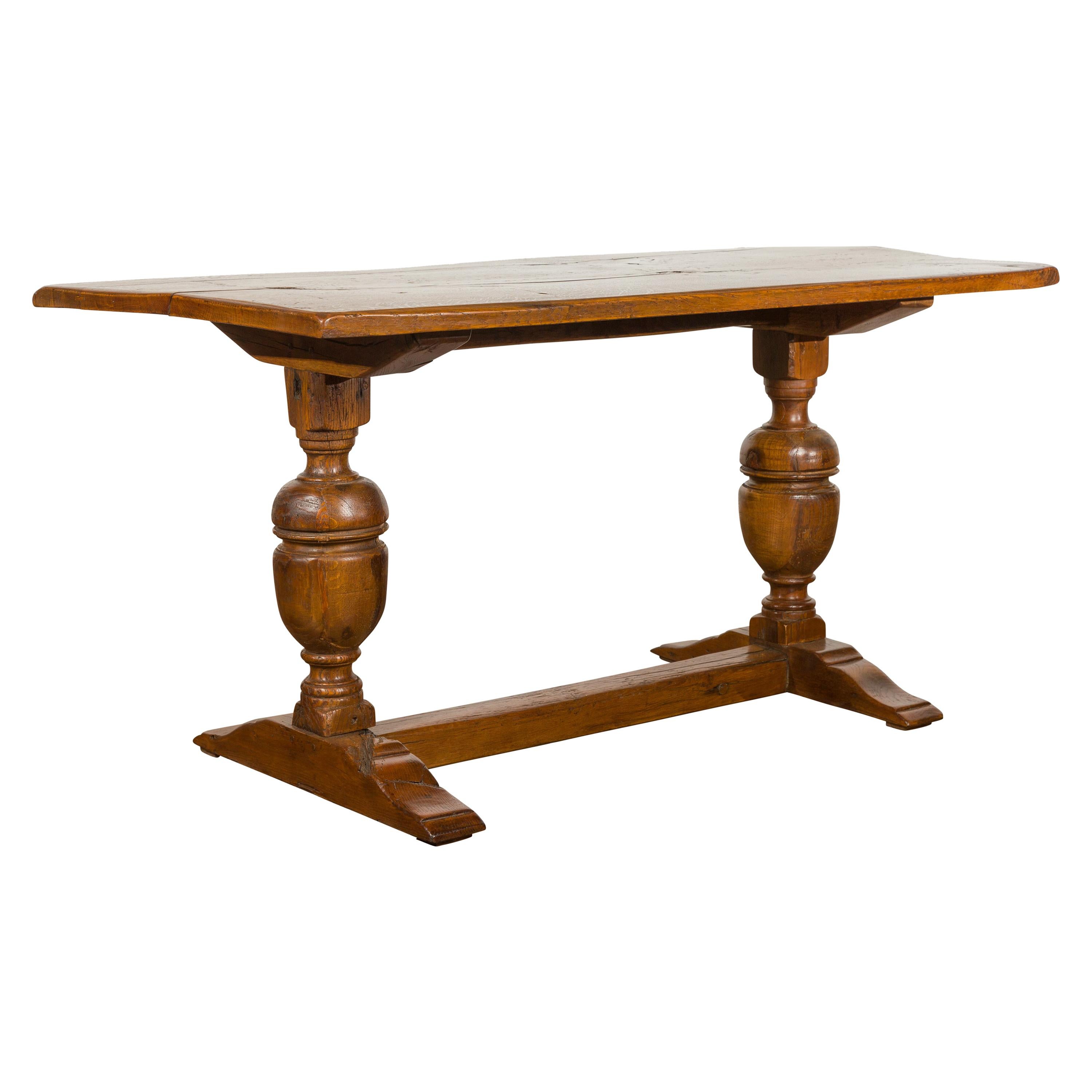 Table en chêne anglaise des années 1880 avec grands pieds tournés et traverse extensible en croix basse