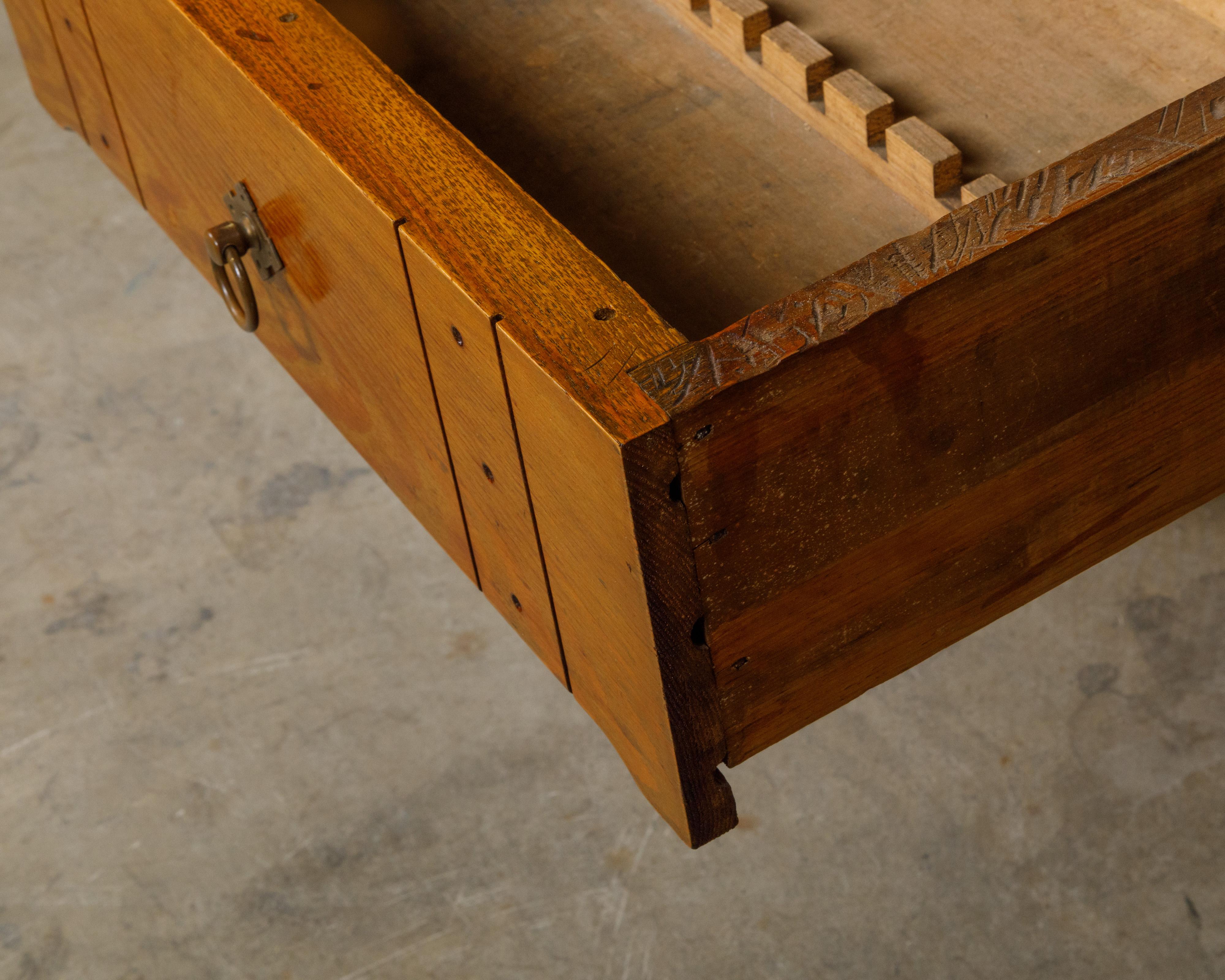 English 1880s Pine Coffee Table with Lotiform Style Legs and Single Drawer For Sale 3
