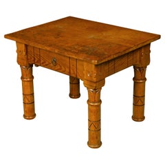Mesa baja inglesa de pino de la década de 1880 con patas de estilo lotiforme y un solo cajón
