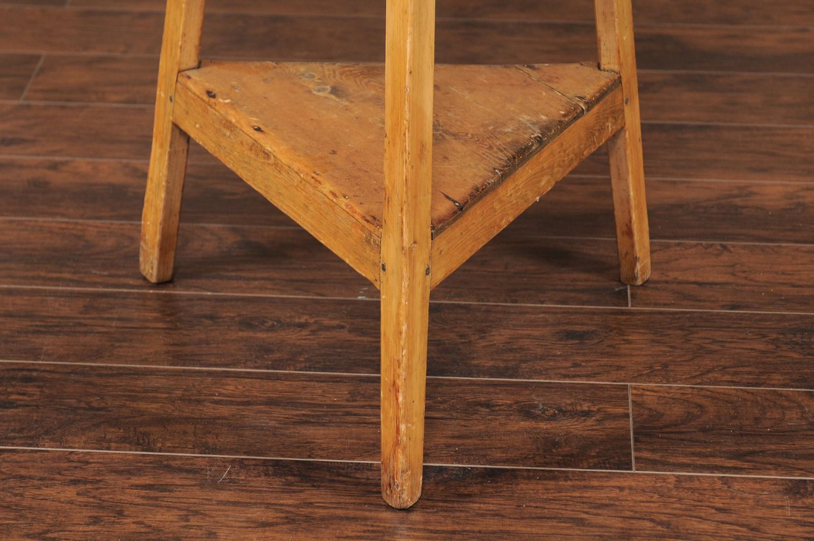 English 1880s Pine Cricket Table with Blond Patina and Lower Triangular Shelf 3