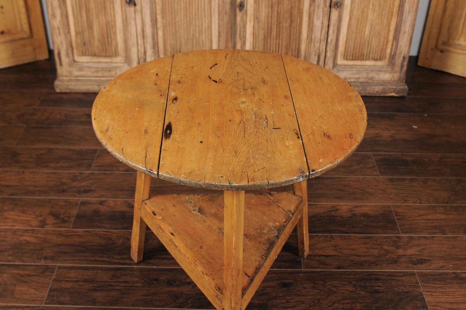 English 1880s Pine Cricket Table with Blond Patina and Lower Triangular Shelf 4