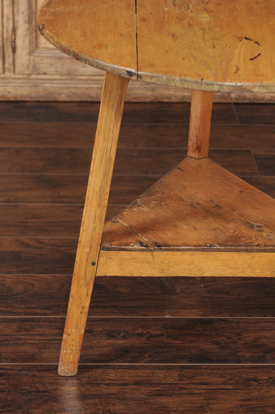 Rustic English 1880s Pine Cricket Table with Blond Patina and Lower Triangular Shelf