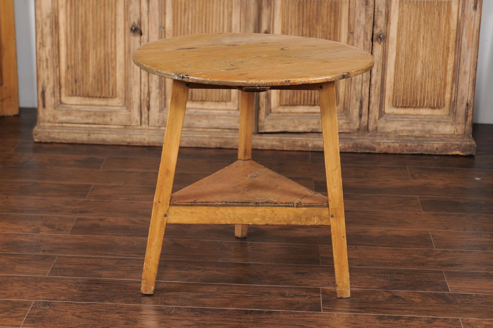 English 1880s Pine Cricket Table with Blond Patina and Lower Triangular Shelf 1
