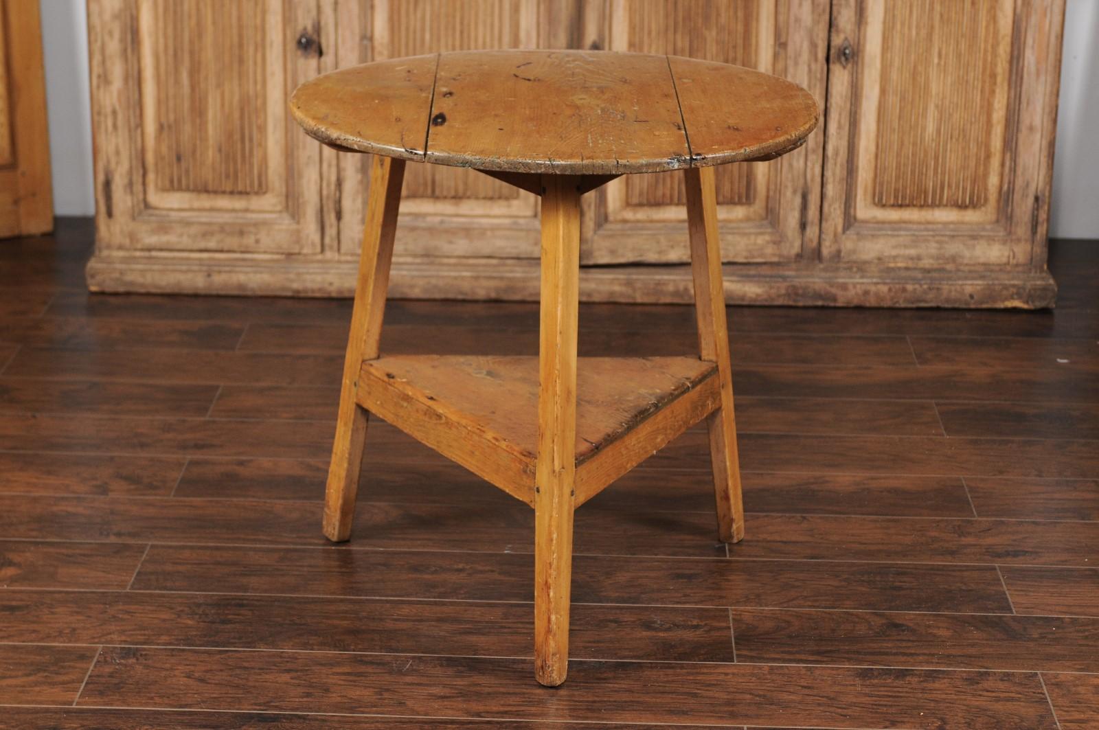 English 1880s Pine Cricket Table with Blond Patina and Lower Triangular Shelf 2