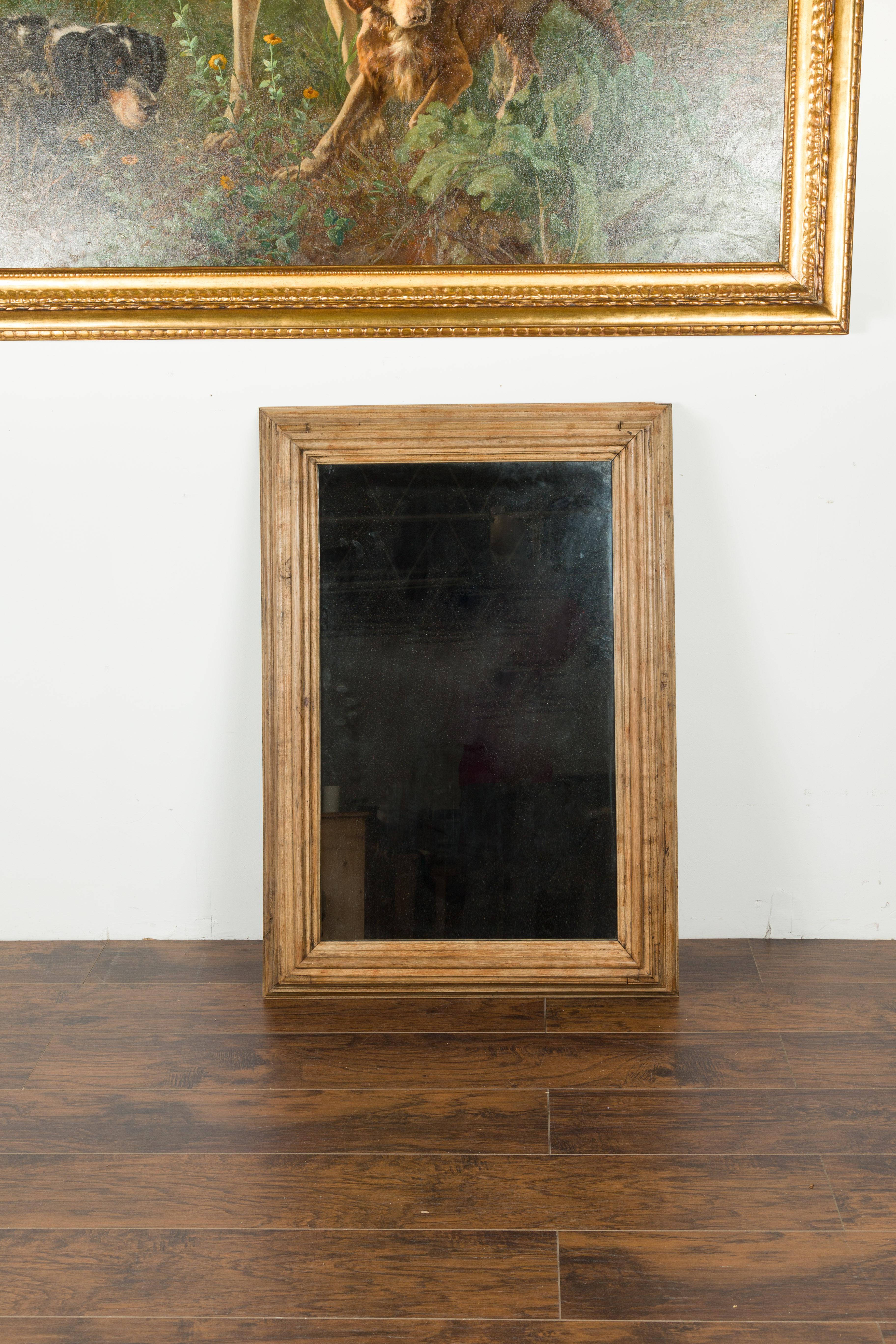 An English rustic oak mirror from the late 19th century, with molded frame. Created in England during the last quarter of the 19th century, this oak mirror charms us with its natural finish and molded frame, surrounding a clear mirror plate with