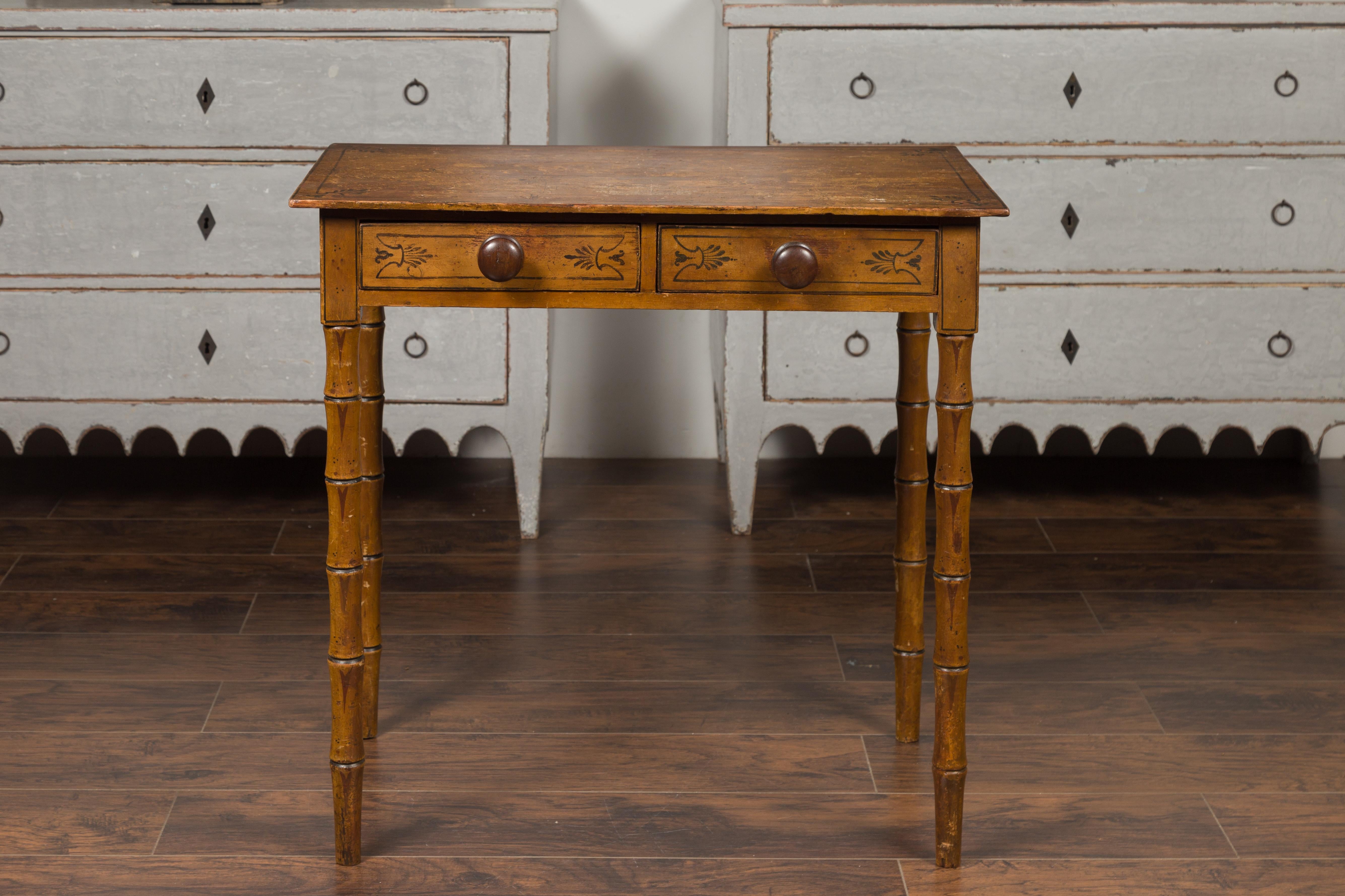 Anglais Table anglaise des années 1880 avec motifs peints, deux tiroirs et pieds en faux bambou en vente