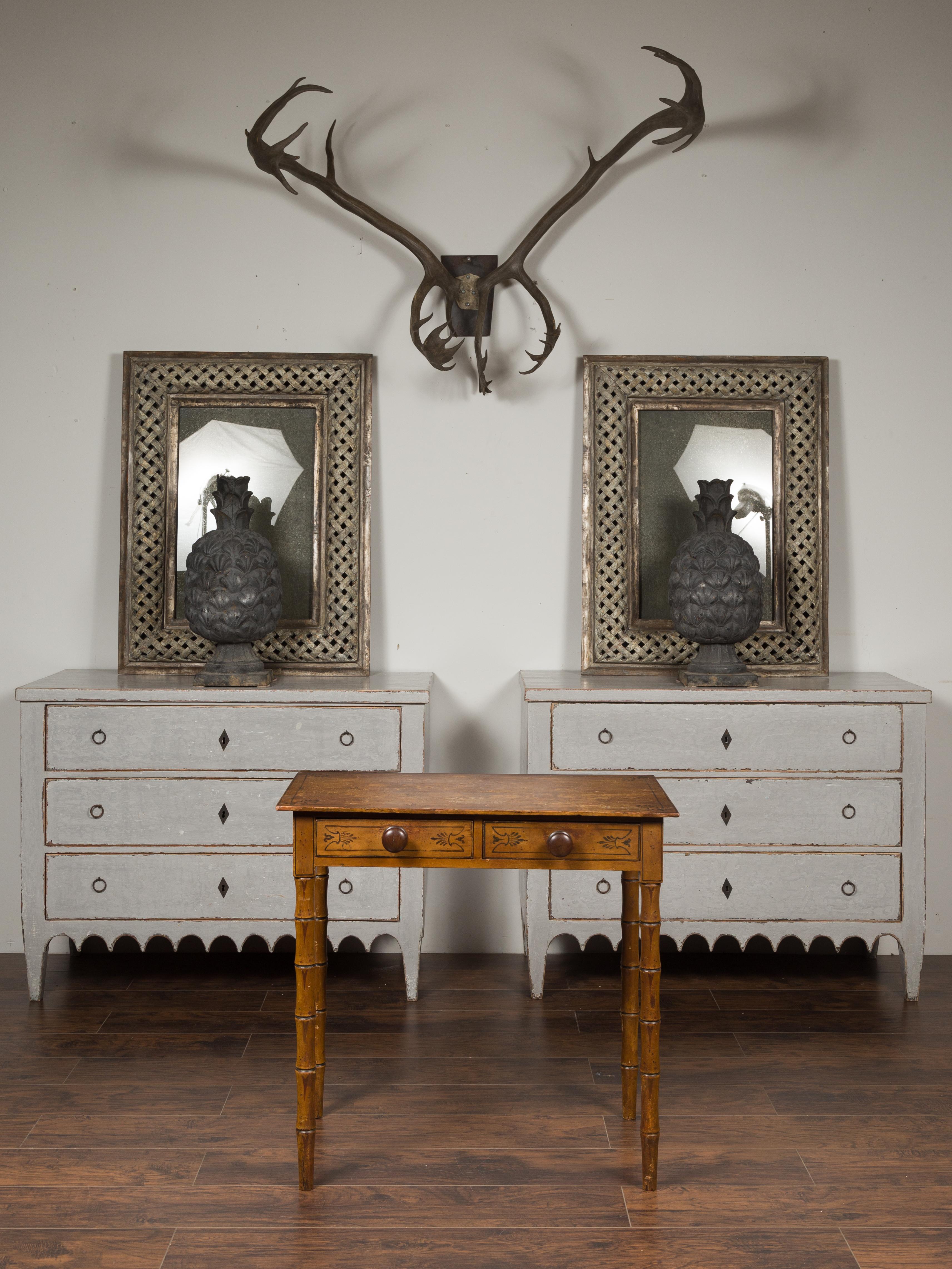 Peint Table anglaise des années 1880 avec motifs peints, deux tiroirs et pieds en faux bambou en vente