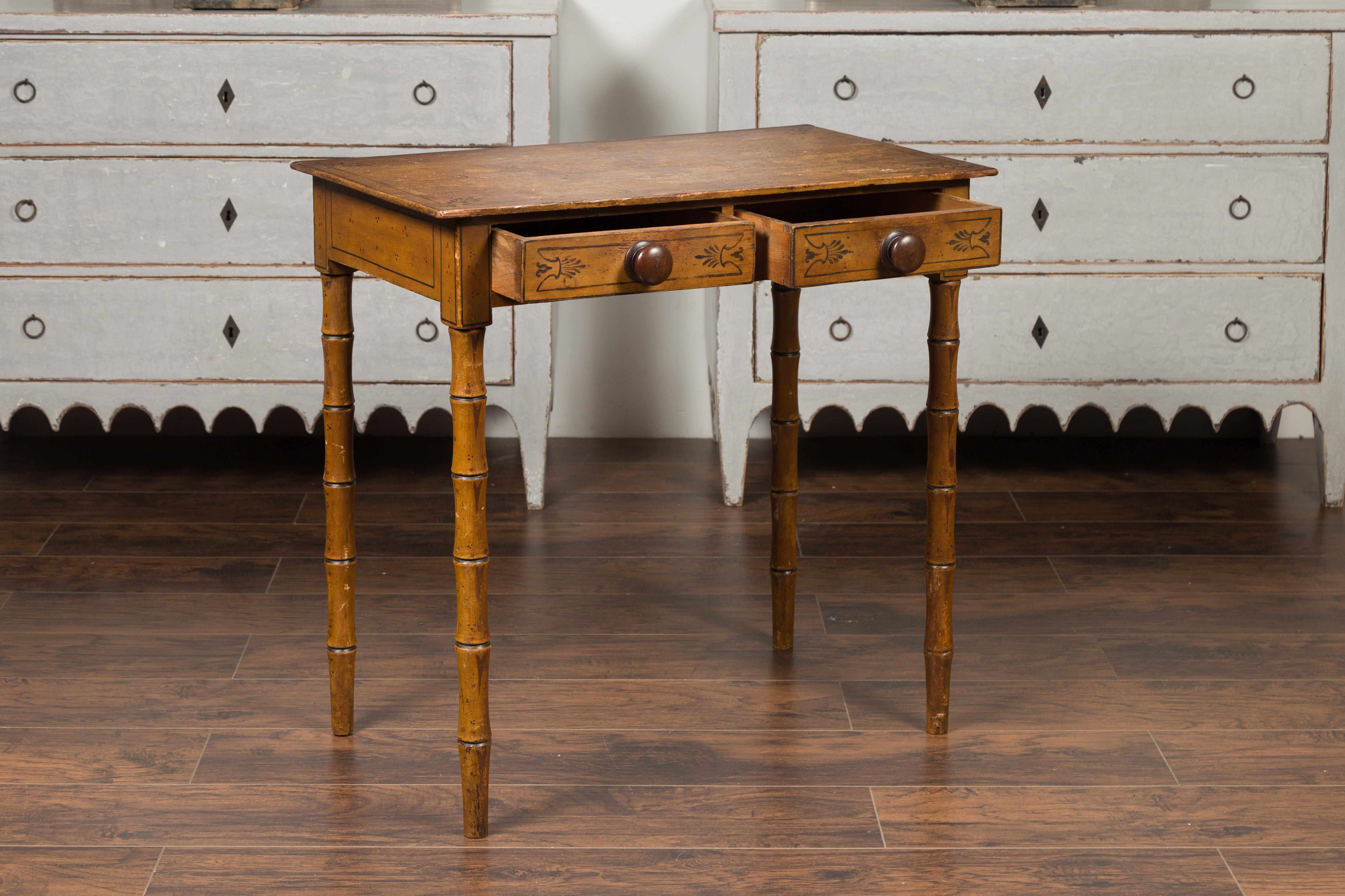 XIXe siècle Table anglaise des années 1880 avec motifs peints, deux tiroirs et pieds en faux bambou en vente