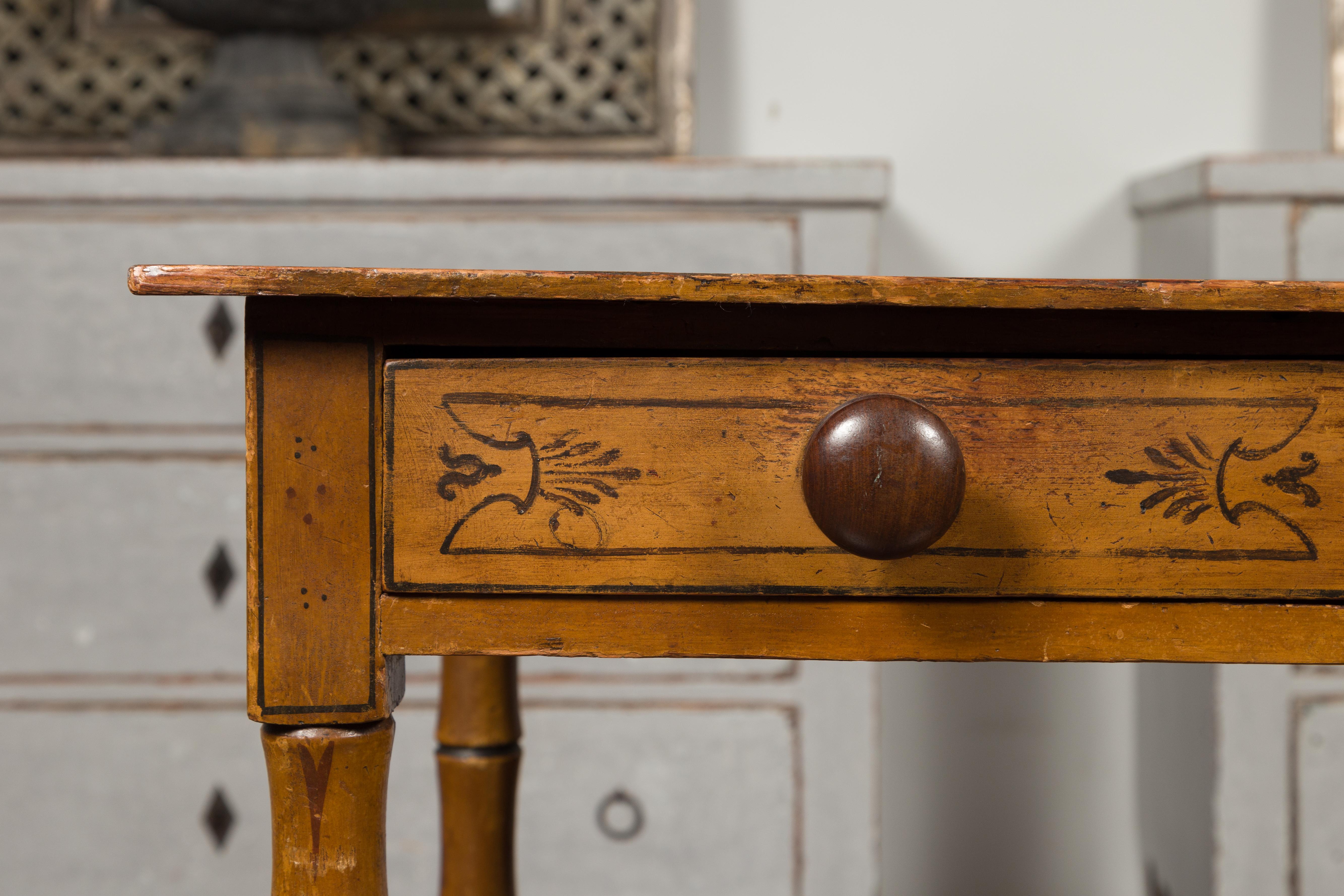 Bois Table anglaise des années 1880 avec motifs peints, deux tiroirs et pieds en faux bambou en vente