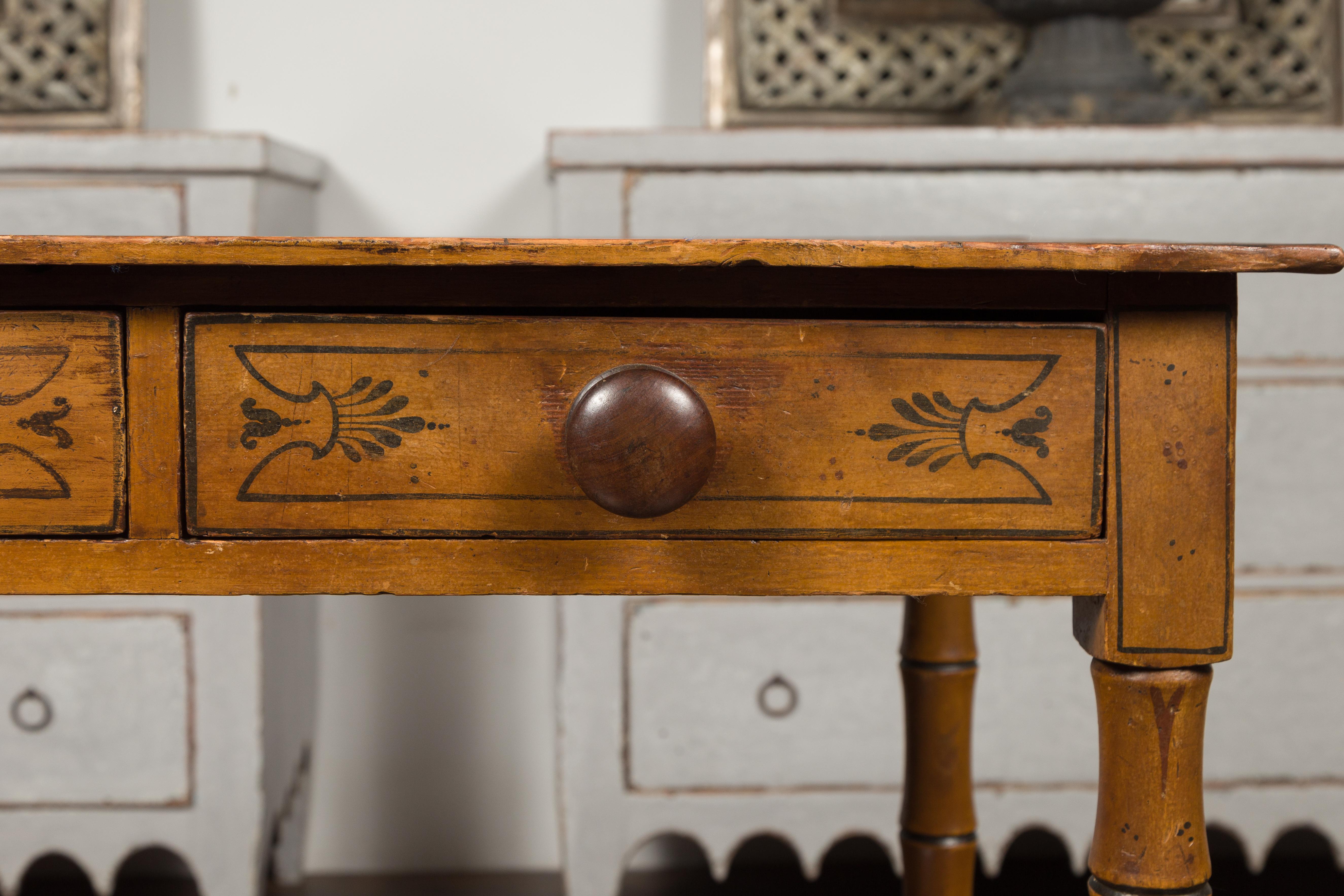 Table anglaise des années 1880 avec motifs peints, deux tiroirs et pieds en faux bambou en vente 1