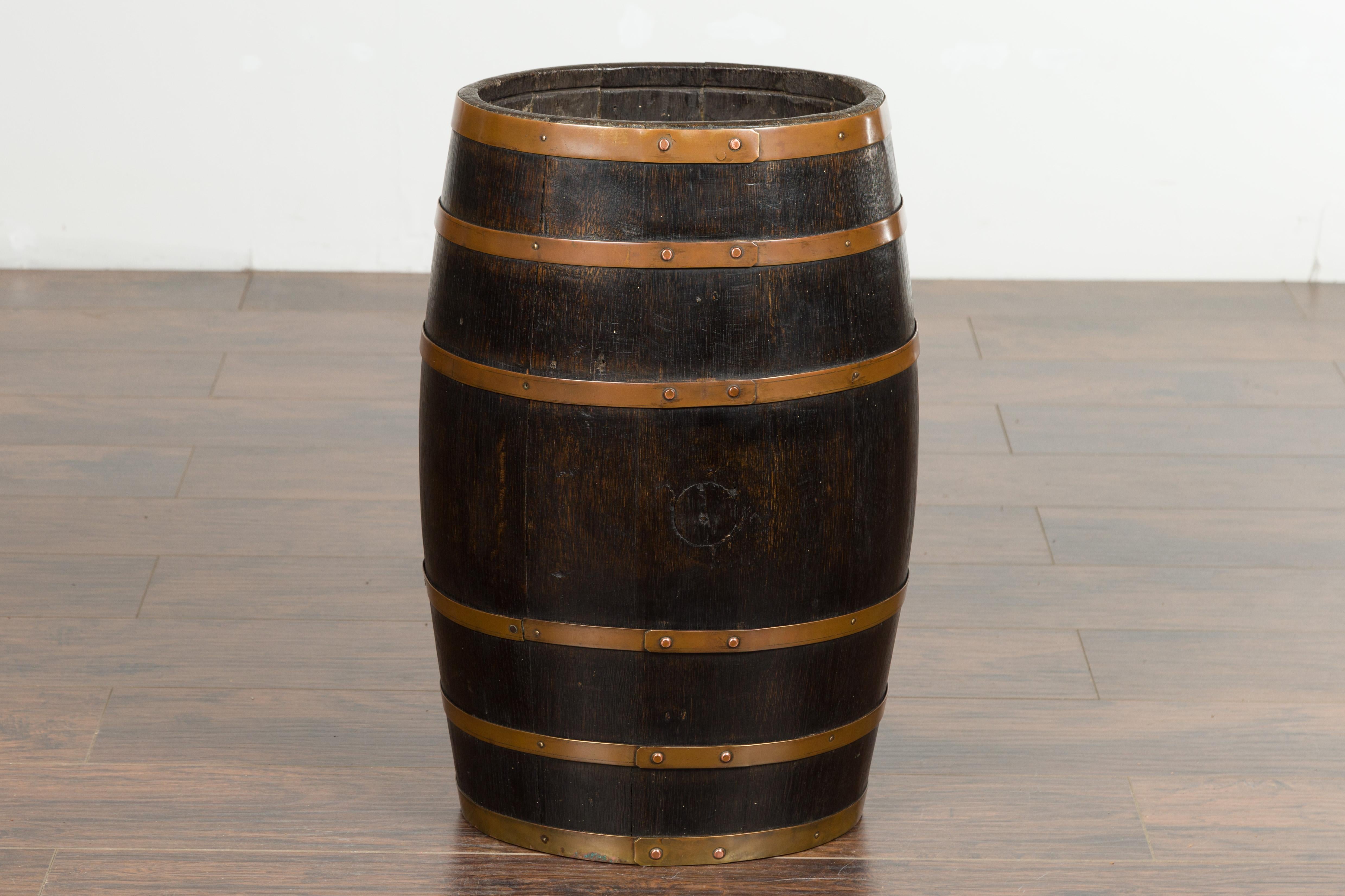 English 1880s Wooden Barrel with Brass Braces and Traces of Polychrome Décor For Sale 7