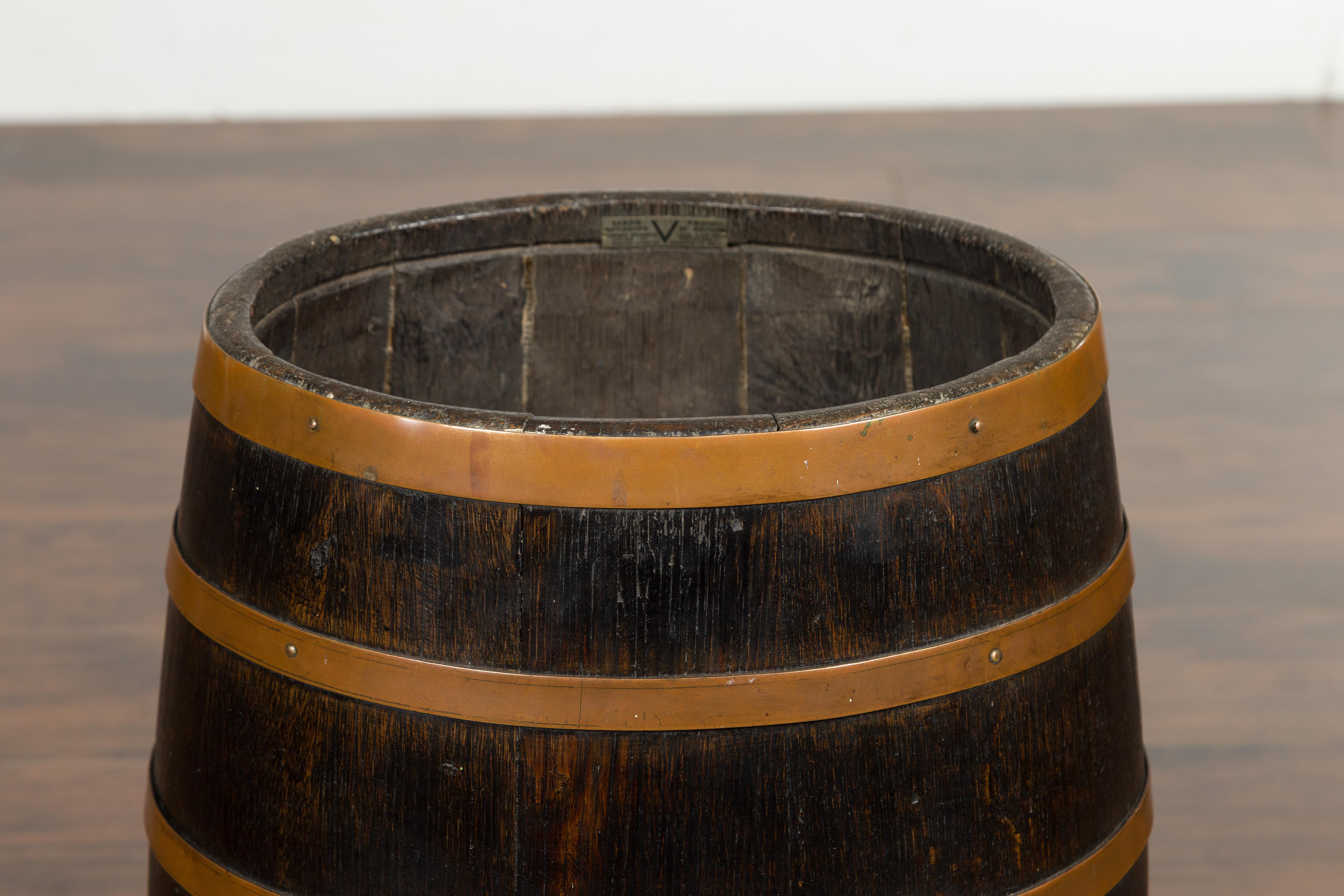 English 1880s Wooden Barrel with Brass Braces and Traces of Polychrome Décor For Sale 1