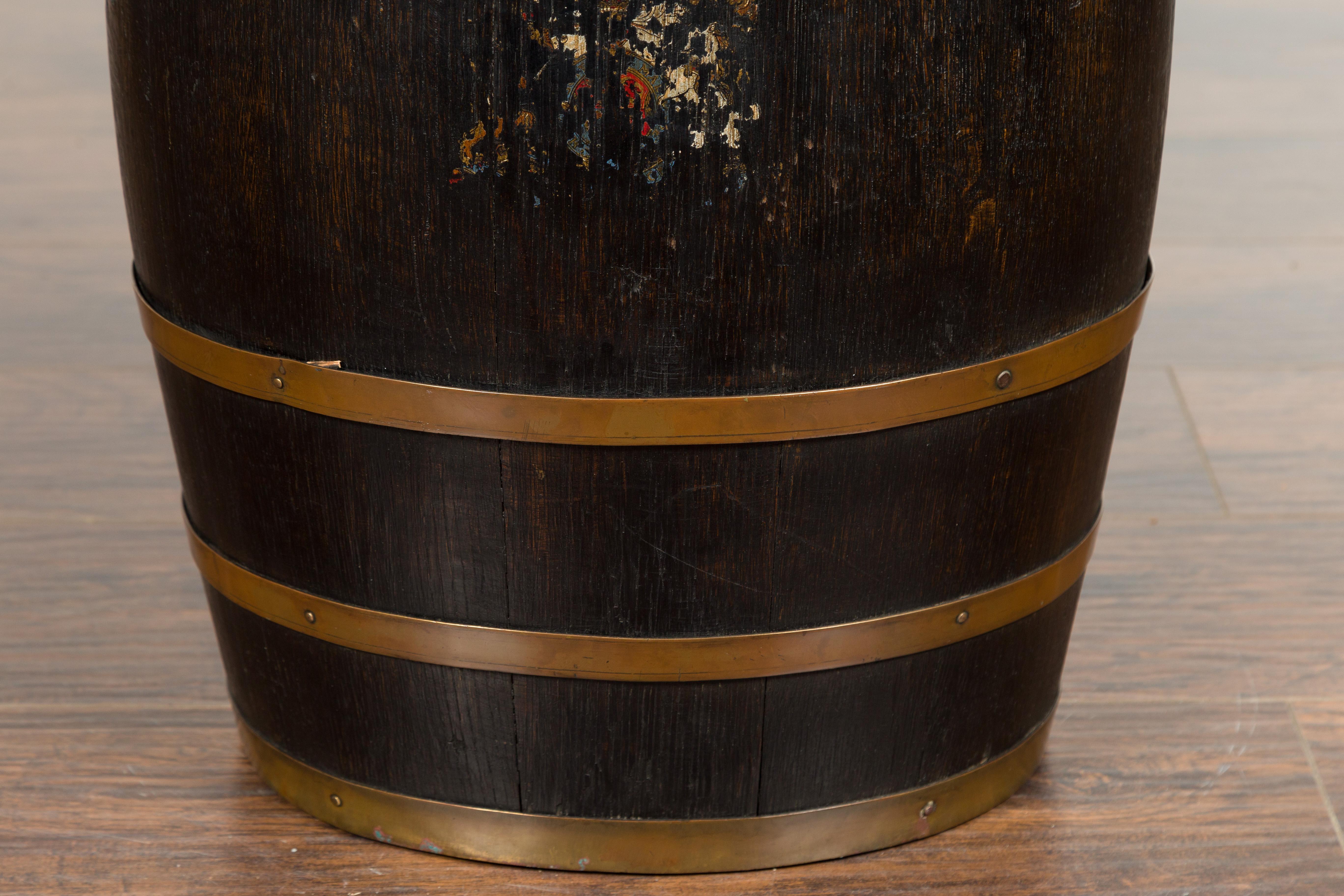 English 1880s Wooden Barrel with Brass Braces and Traces of Polychrome Décor For Sale 3