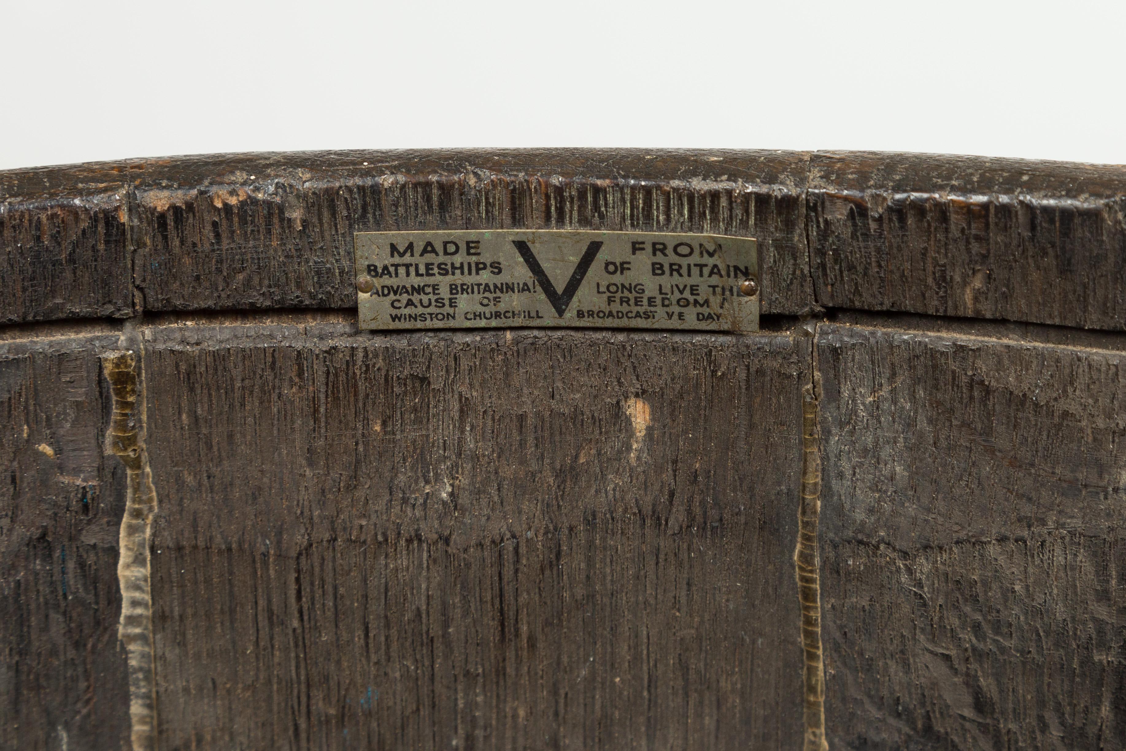 English 1880s Wooden Barrel with Brass Braces and Traces of Polychrome Décor For Sale 4