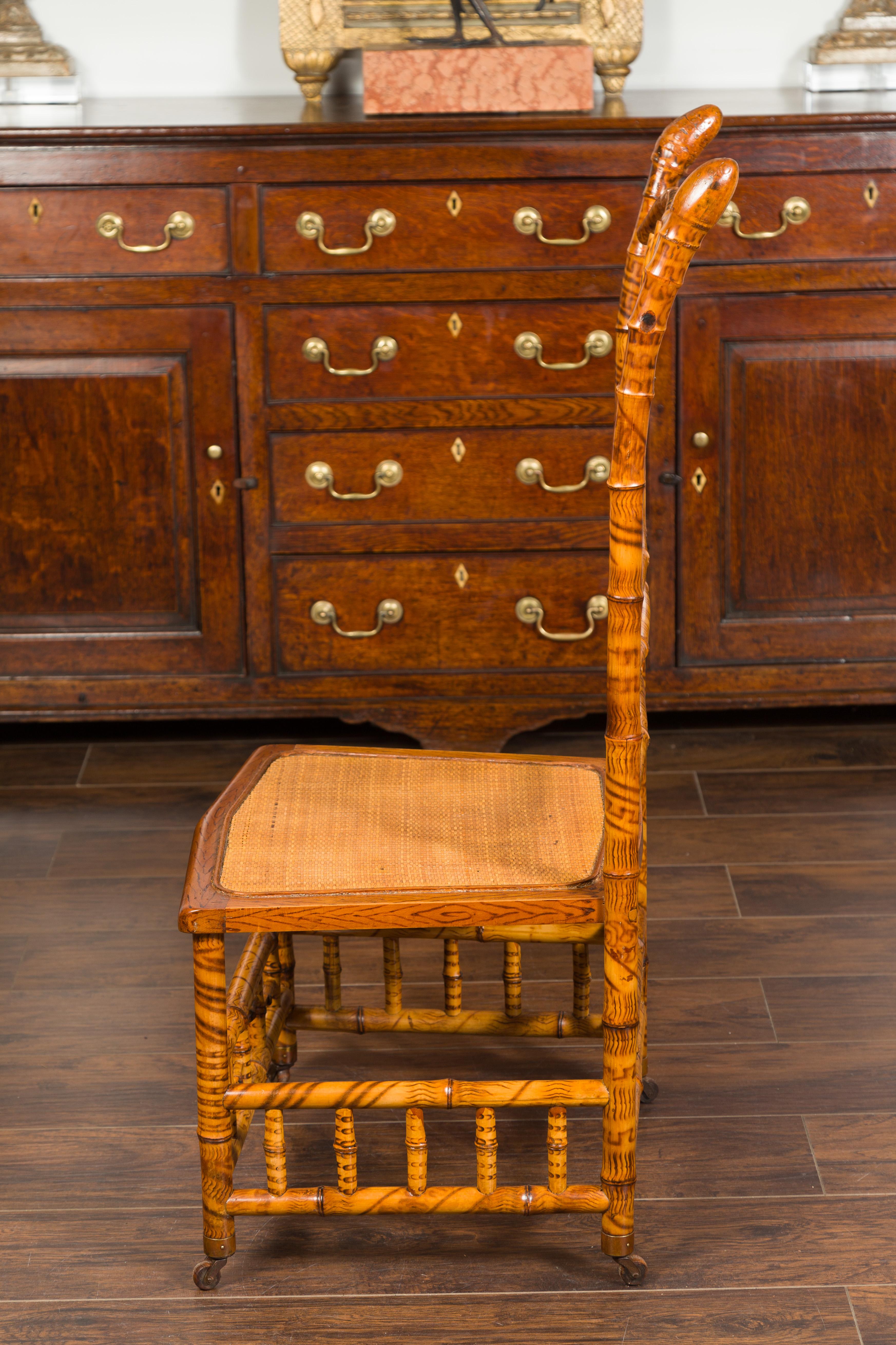 Silla pantufla inglesa de bambú de 1890 con respaldo en abanico, asiento de ratán y ruedas en venta 5