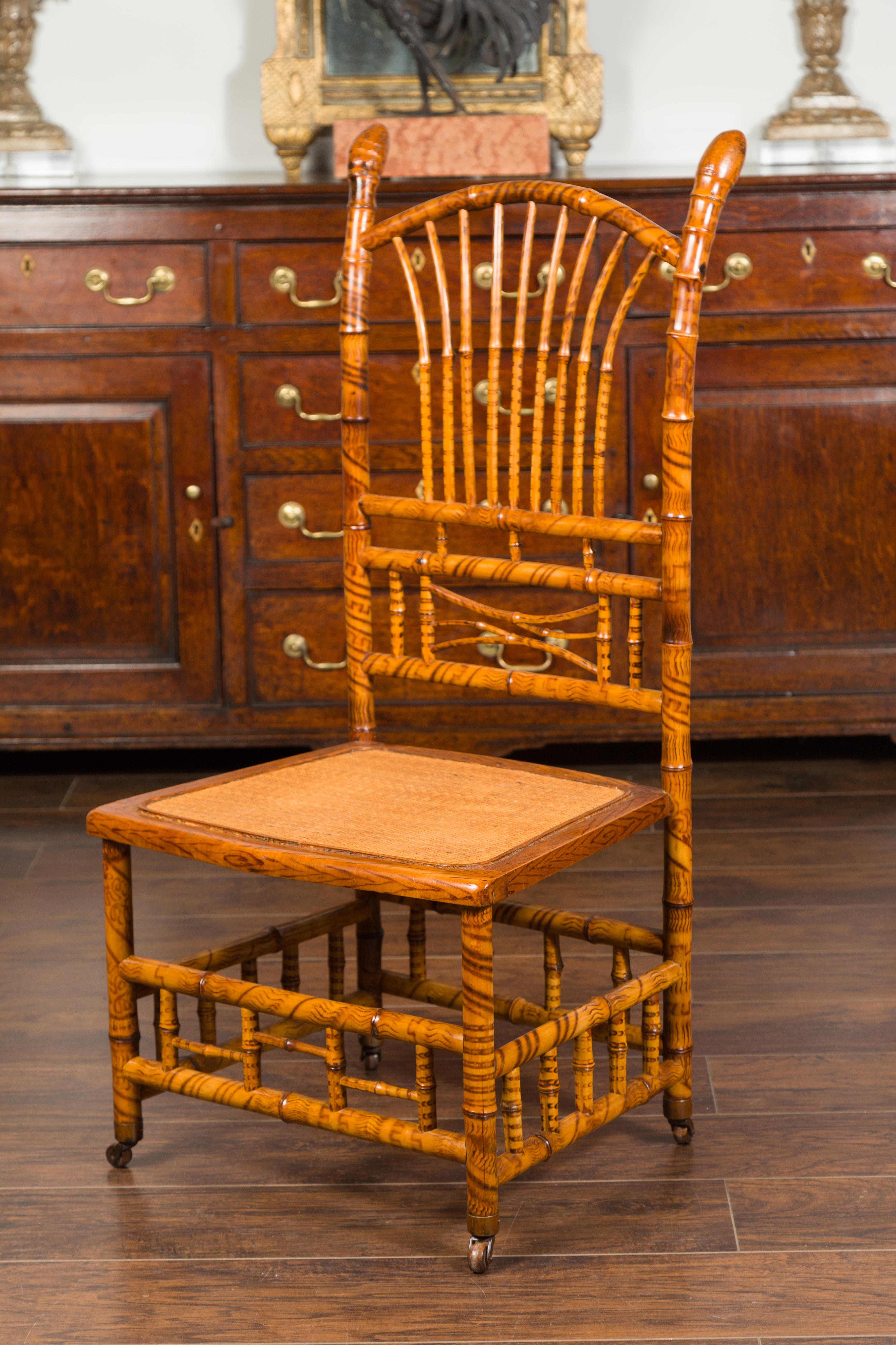Silla pantufla inglesa de bambú de 1890 con respaldo en abanico, asiento de ratán y ruedas en venta 7