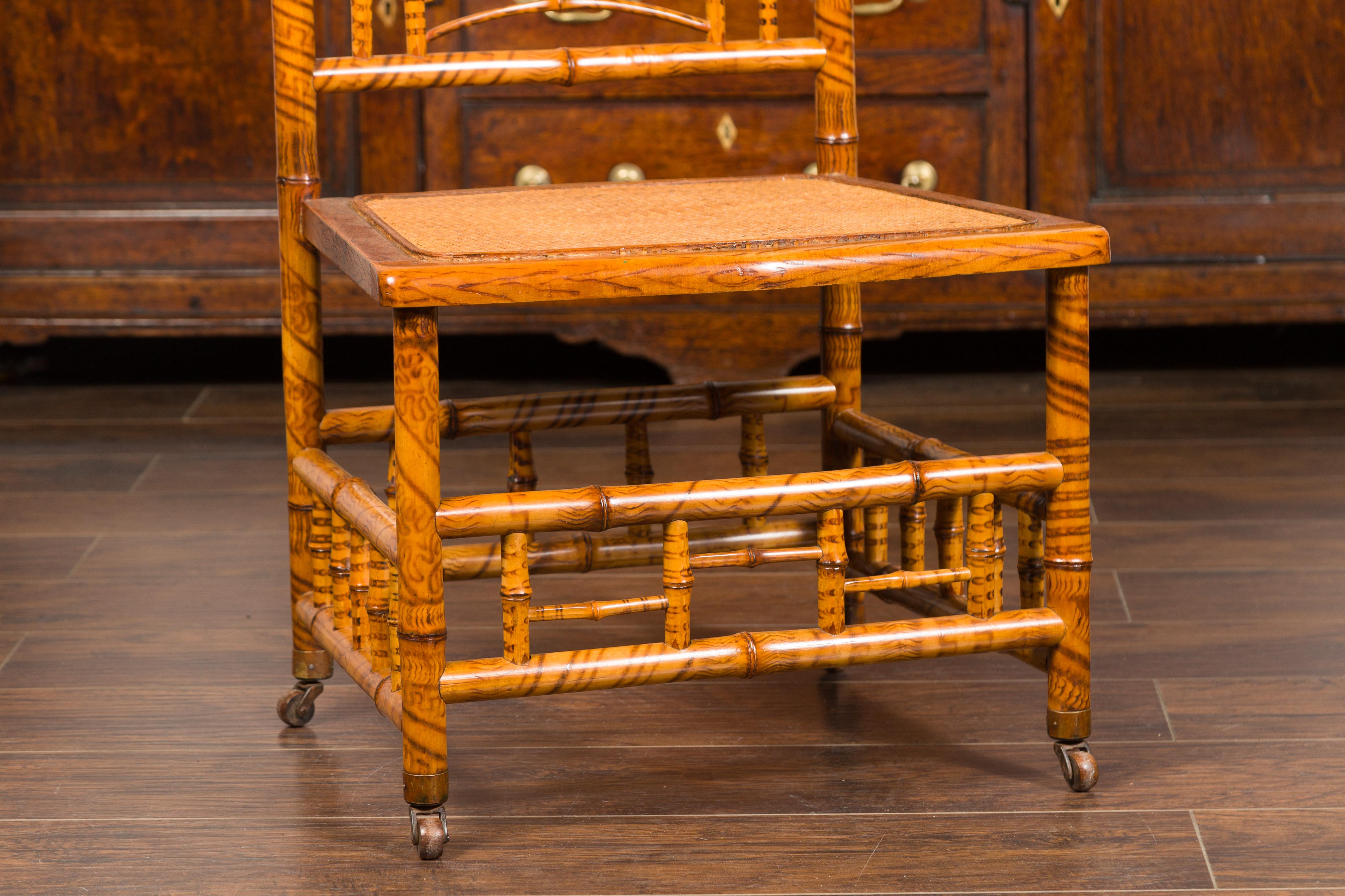Silla pantufla inglesa de bambú de 1890 con respaldo en abanico, asiento de ratán y ruedas en venta 1
