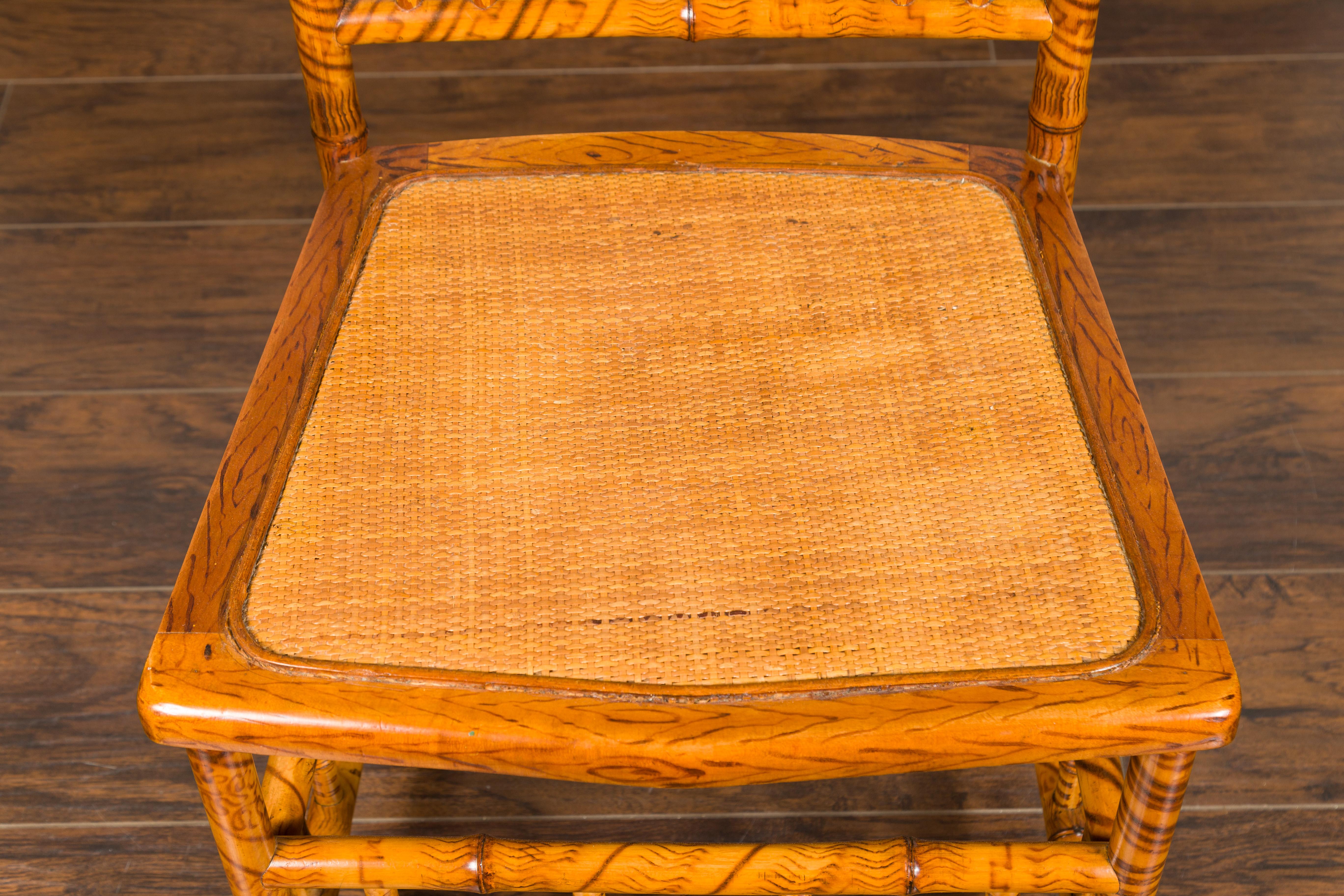 Silla pantufla inglesa de bambú de 1890 con respaldo en abanico, asiento de ratán y ruedas en venta 2