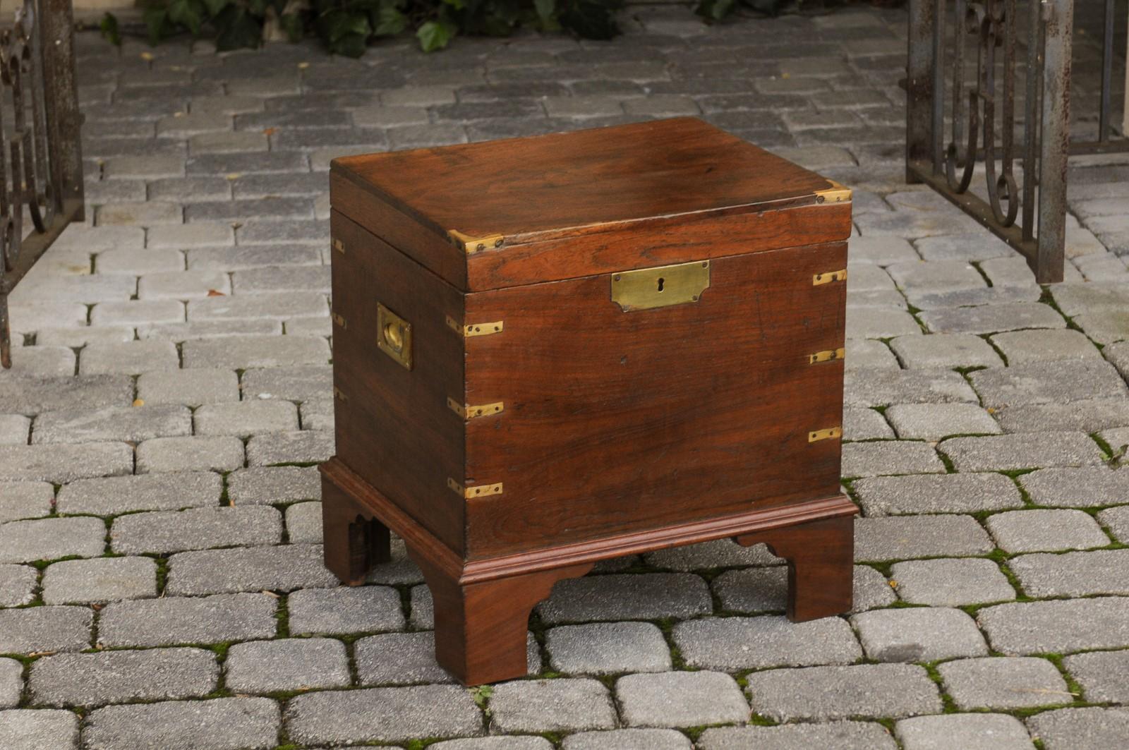 An English campaign mahogany cellarette from the late 19th century, with brass accents, and mounted on bracket feet. Born in England in the last years of the 19th century, this English cellarette features a nice linear Silhouette, accented with