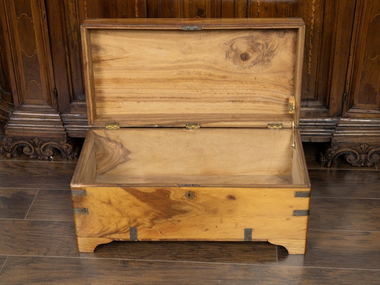 Petit coffre de campagne anglais en bois des années 1890 avec accents en  laiton et pieds en équerre - En vente sur 1stDibs
