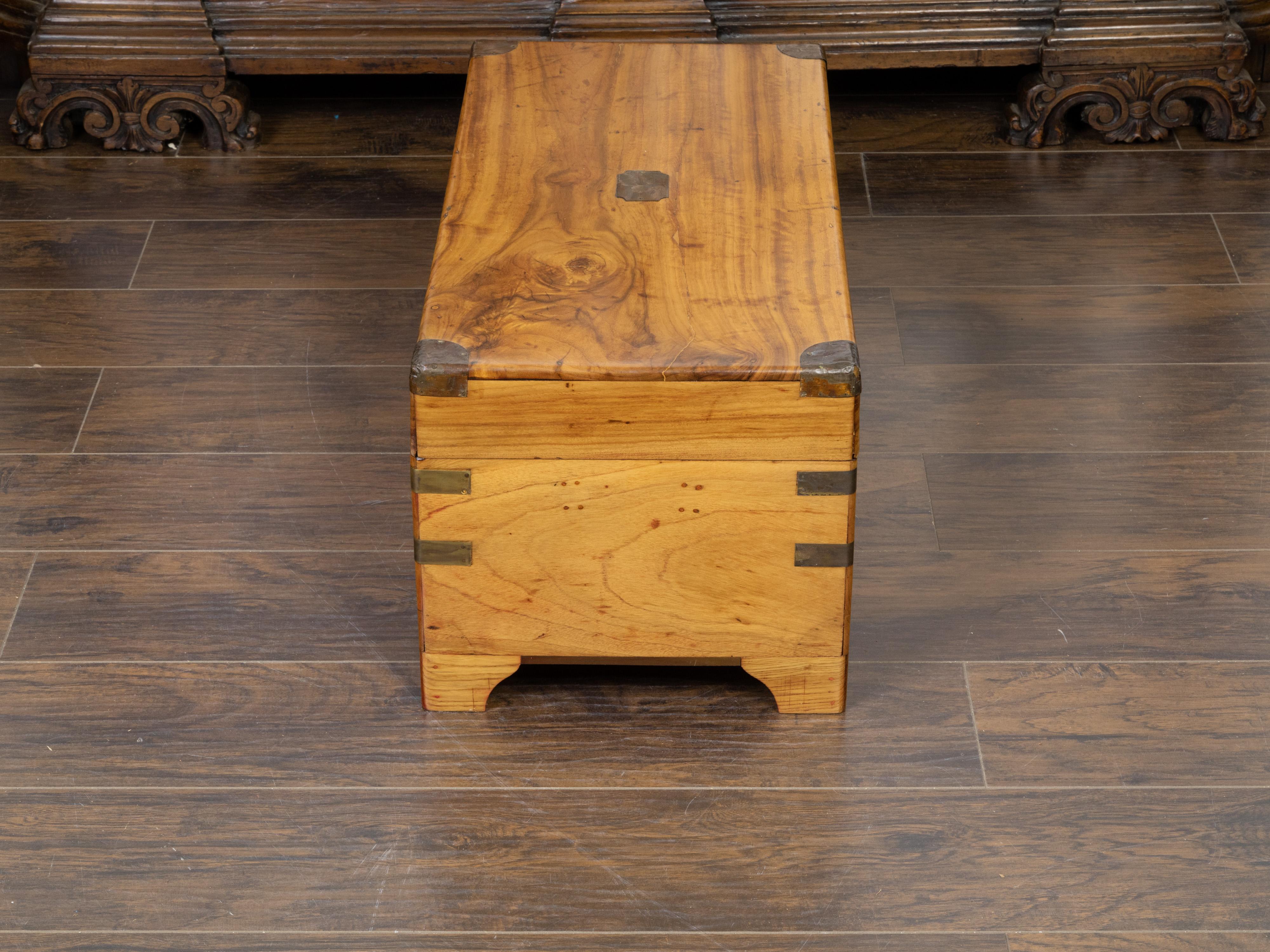 Petite malle en bois de camphrier des années 1890 avec accents en laiton et pieds en consoles Bon état - En vente à Atlanta, GA
