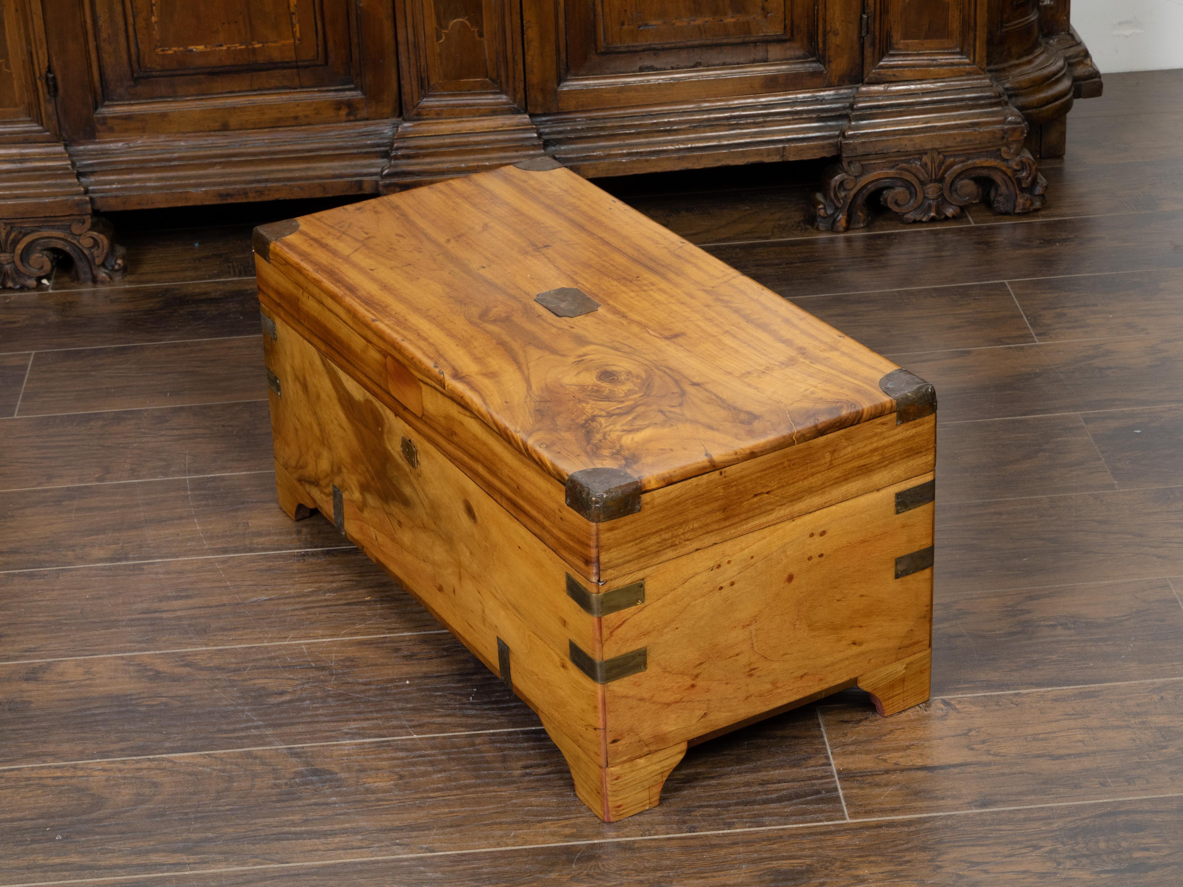 XIXe siècle Petite malle en bois de camphrier des années 1890 avec accents en laiton et pieds en consoles en vente
