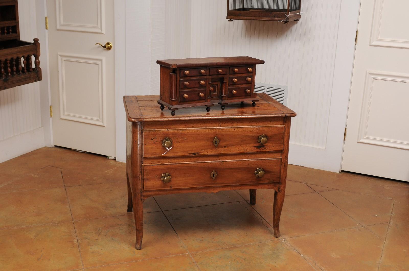 English 1890s Miniature Chest with Seven Drawers, Semi Columns and Turnip Feet In Good Condition In Atlanta, GA