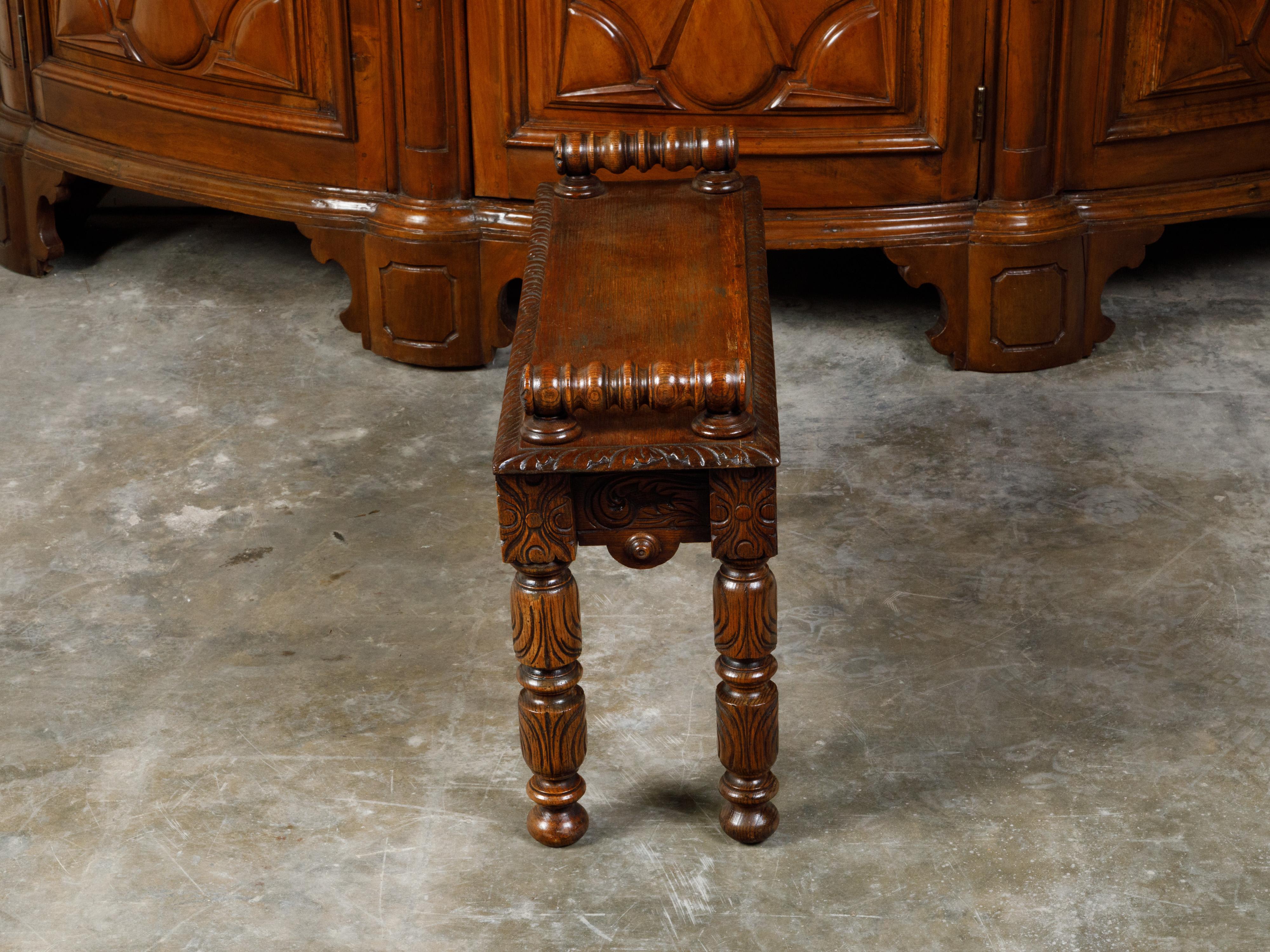 19th Century English 1890s Oak Hall Bench with Cylindrical Armrests and Carved Apron For Sale