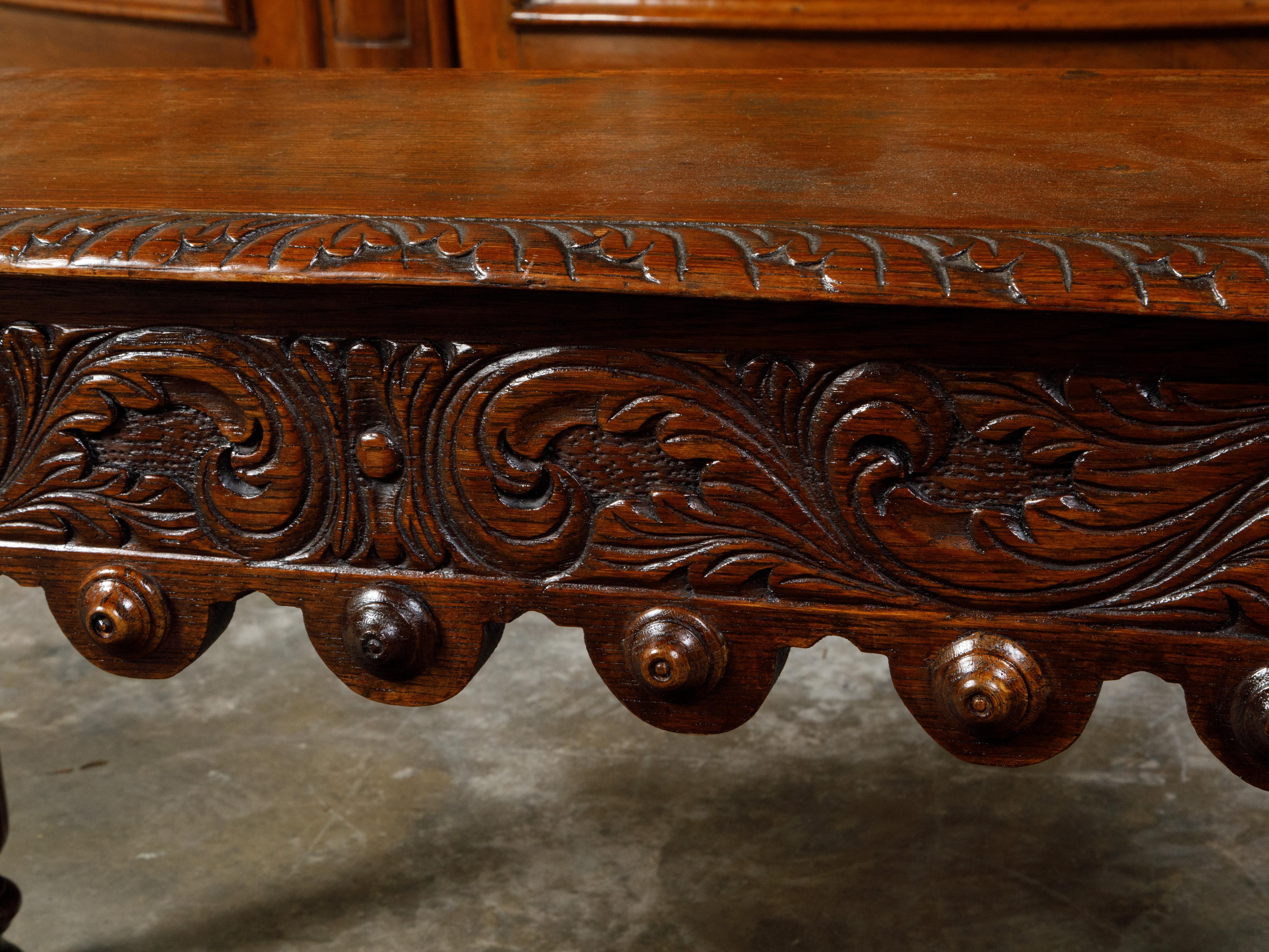 English 1890s Oak Hall Bench with Cylindrical Armrests and Carved Apron For Sale 3
