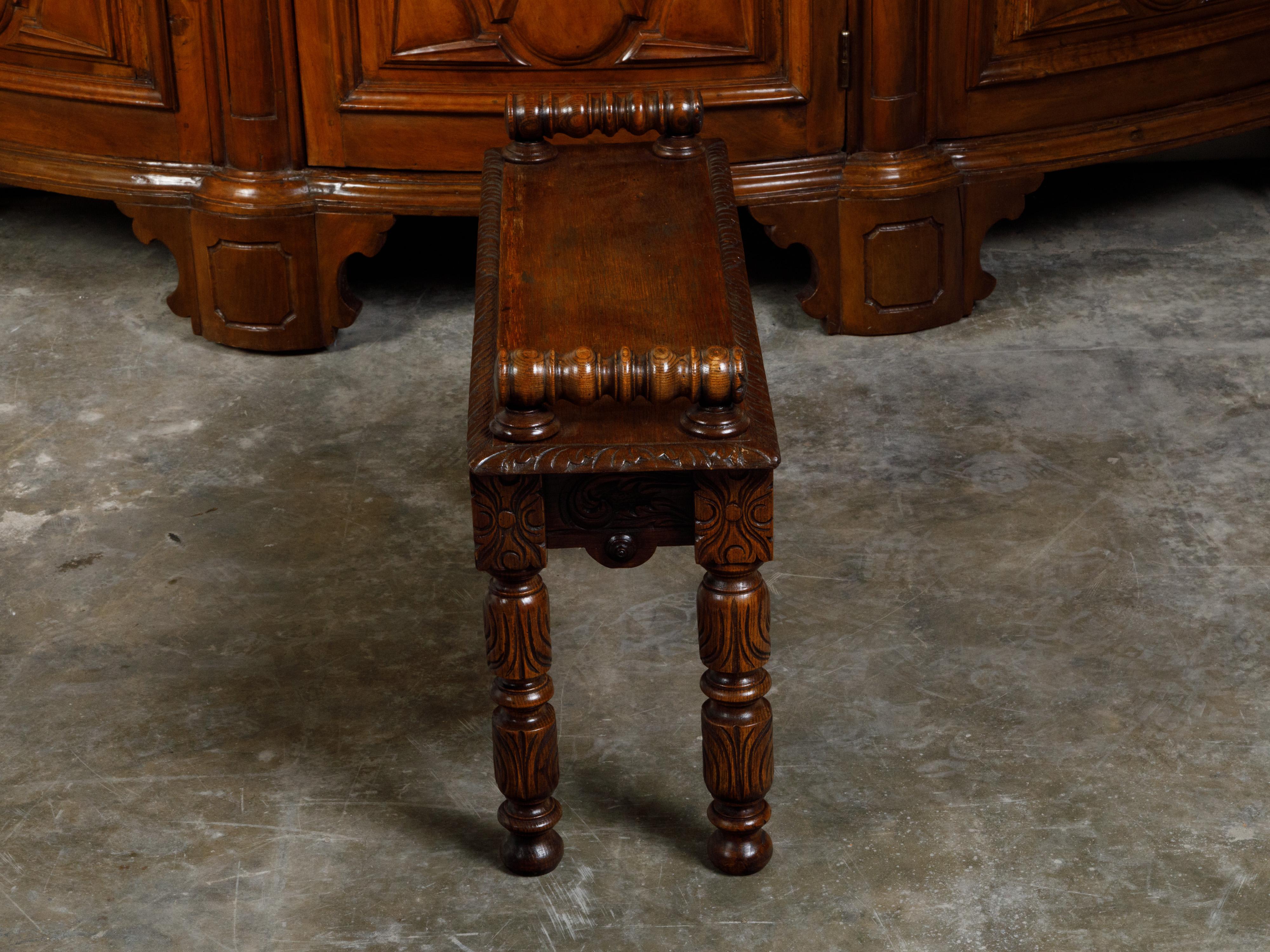 English 1890s Oak Hall Bench with Cylindrical Armrests and Carved Apron For Sale 4