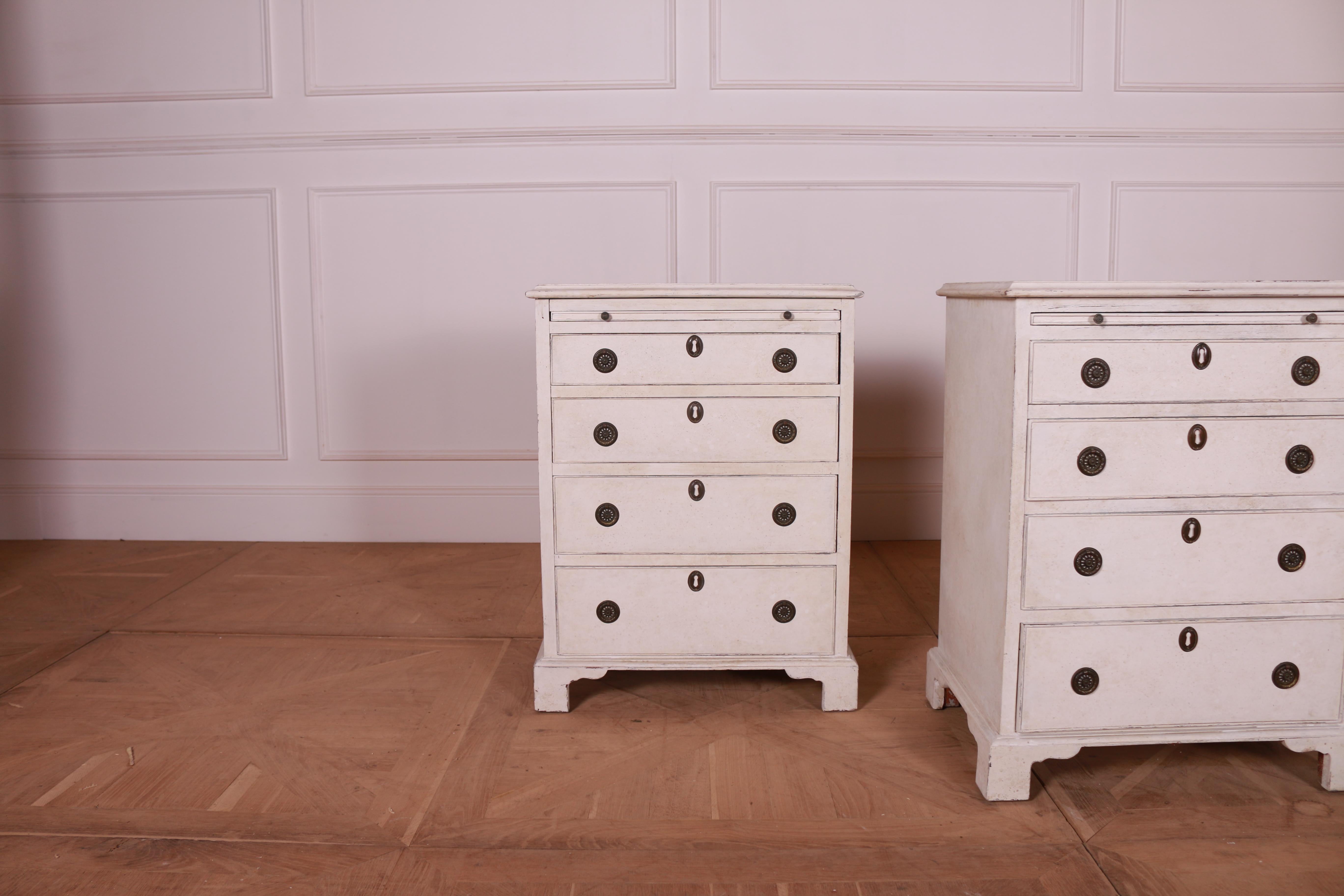Victorian English 1890s Off White Pine Commodes with Four Graduating Drawers and Pull-Outs For Sale