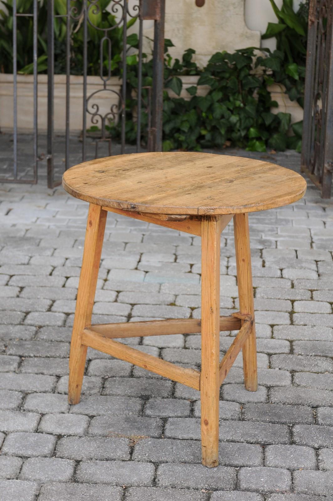 English 1890s Pine Cricket Table with Circular Top and Triangular Stretcher 5