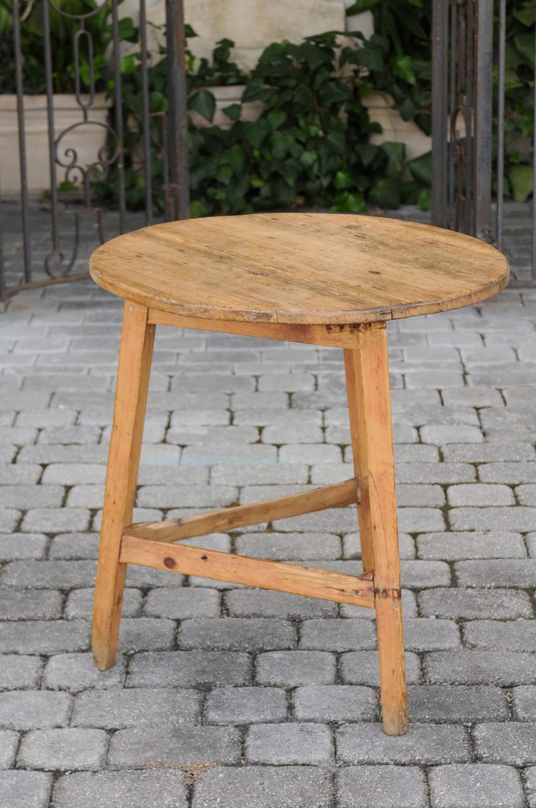 English 1890s Pine Cricket Table with Circular Top and Triangular Stretcher 4