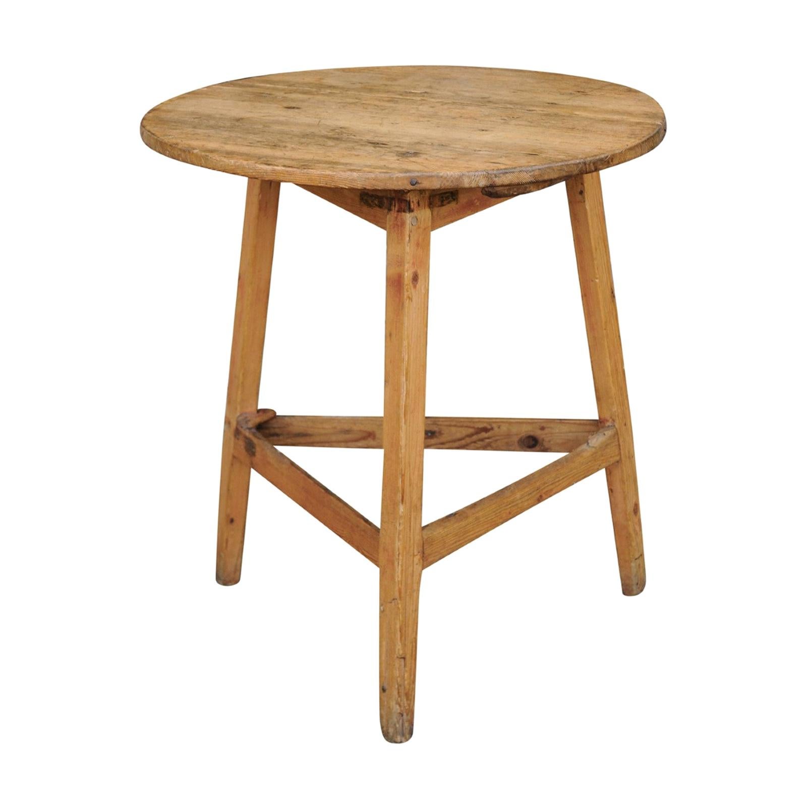 English 1890s Pine Cricket Table with Circular Top and Triangular Stretcher