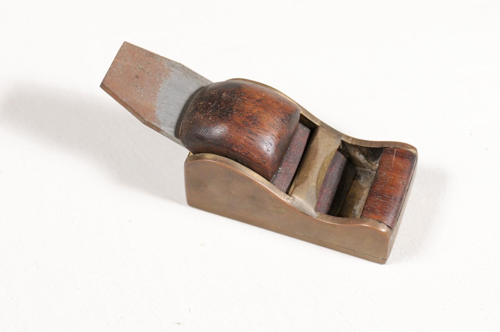 English 1890s Victorian Period Brass and Wood Carpenter's Hand Planer with Blade In Good Condition In Atlanta, GA
