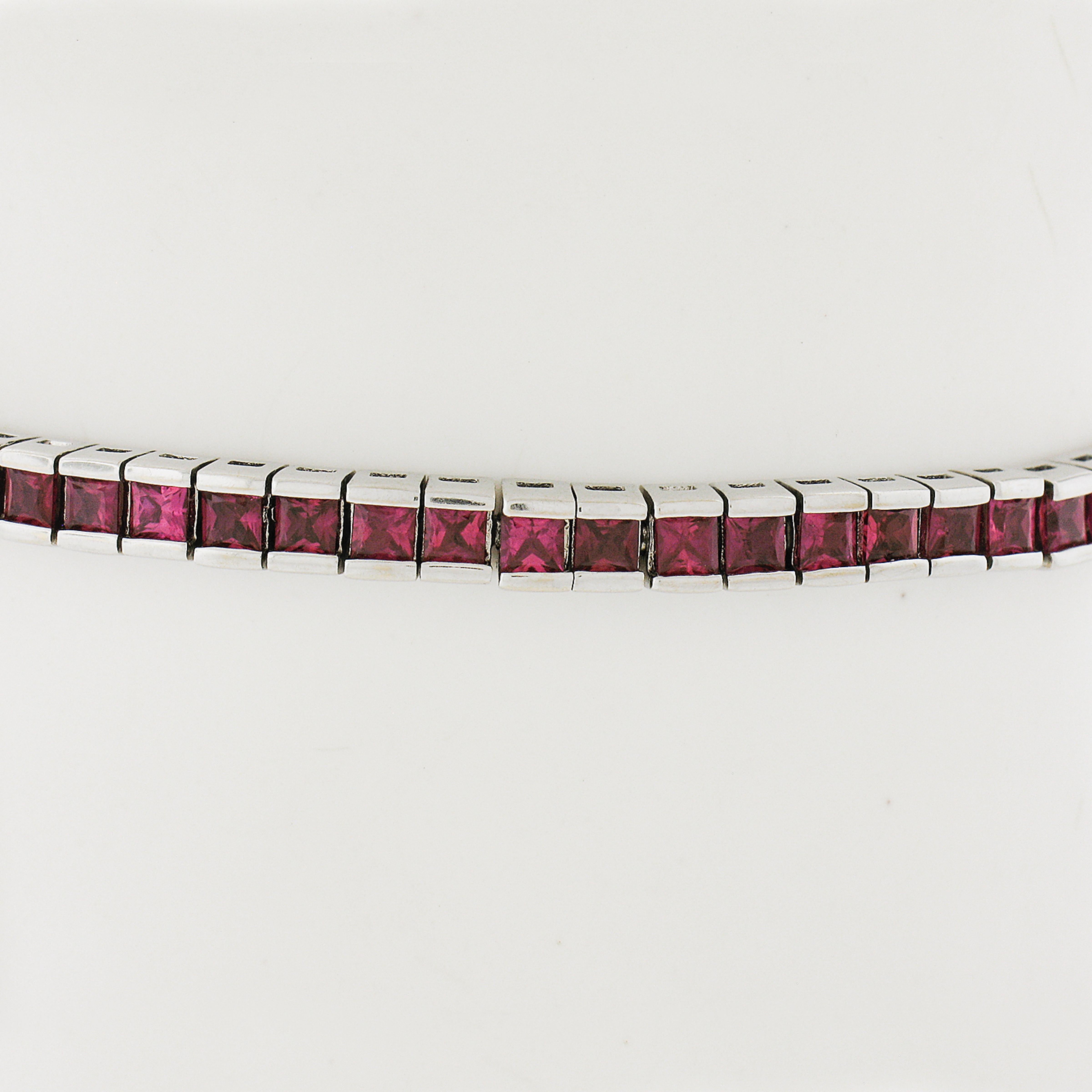Englisches 18 Karat Weißgold 5,12 Karat Gia Quadratisches Burma-Rubin-Tennisarmband im Zustand „Gut“ im Angebot in Montclair, NJ