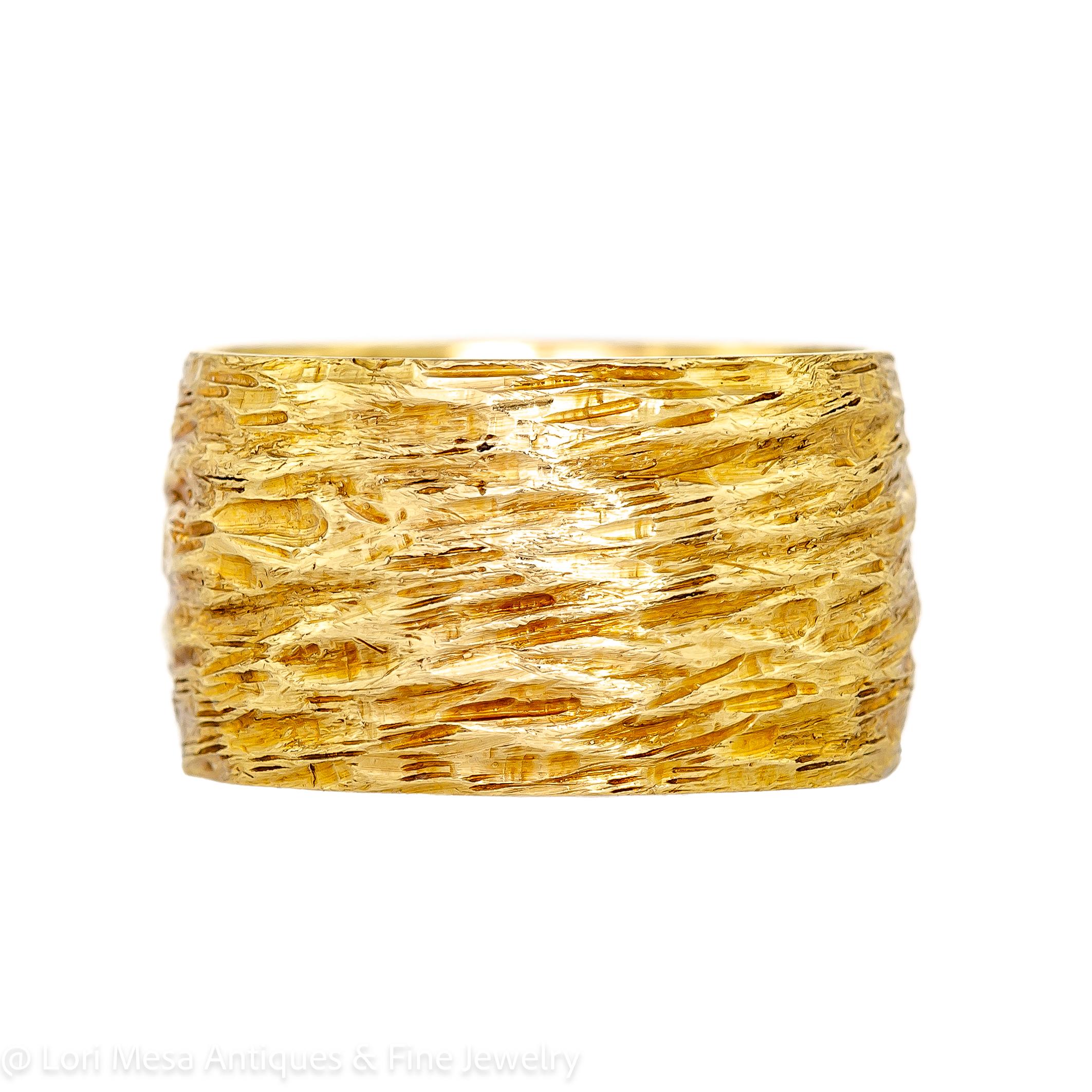 Crafted with precision in 18kt yellow gold, this wide lady's wedding band is approximately 0.5