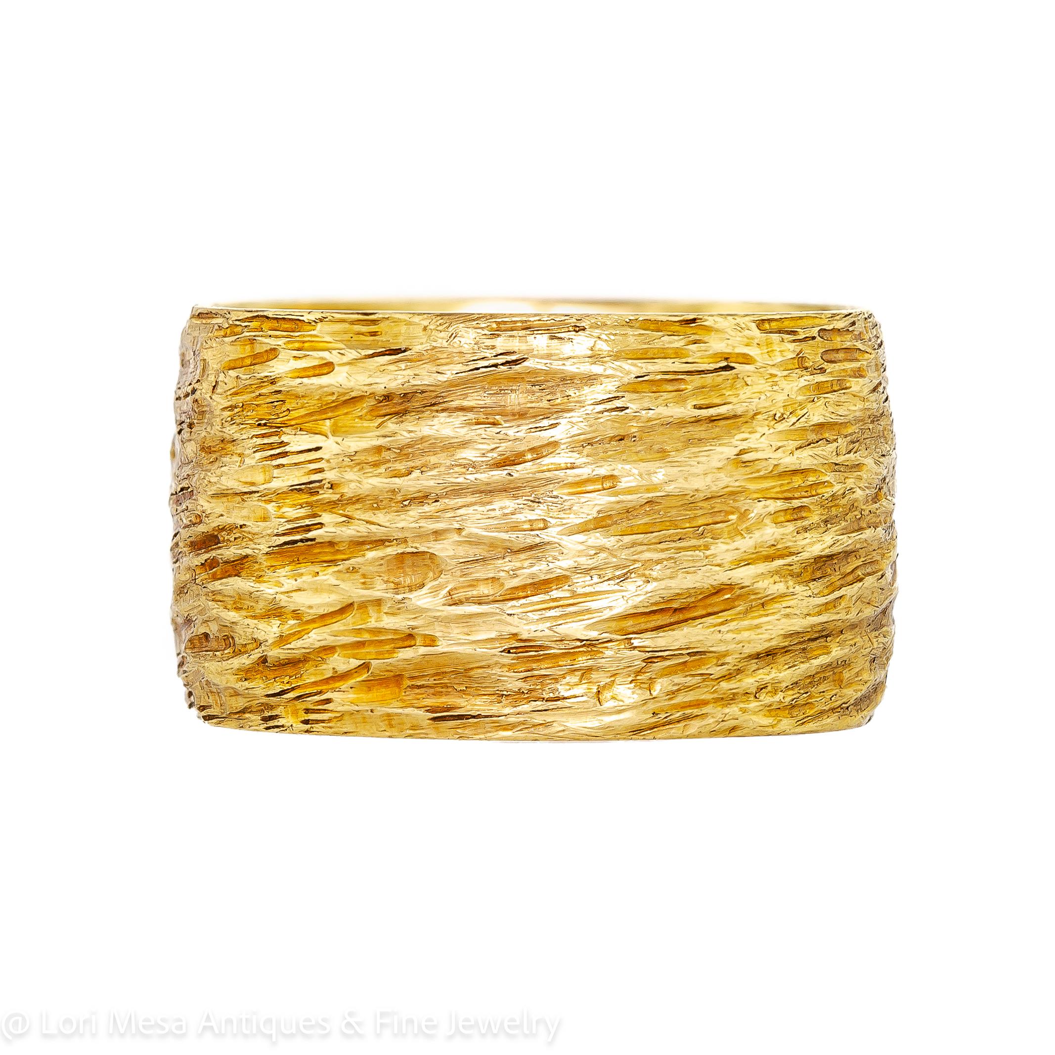 English 18Kt Yellow Gold Wide Circa 1965 Ring In Good Condition For Sale In Wheaton, IL
