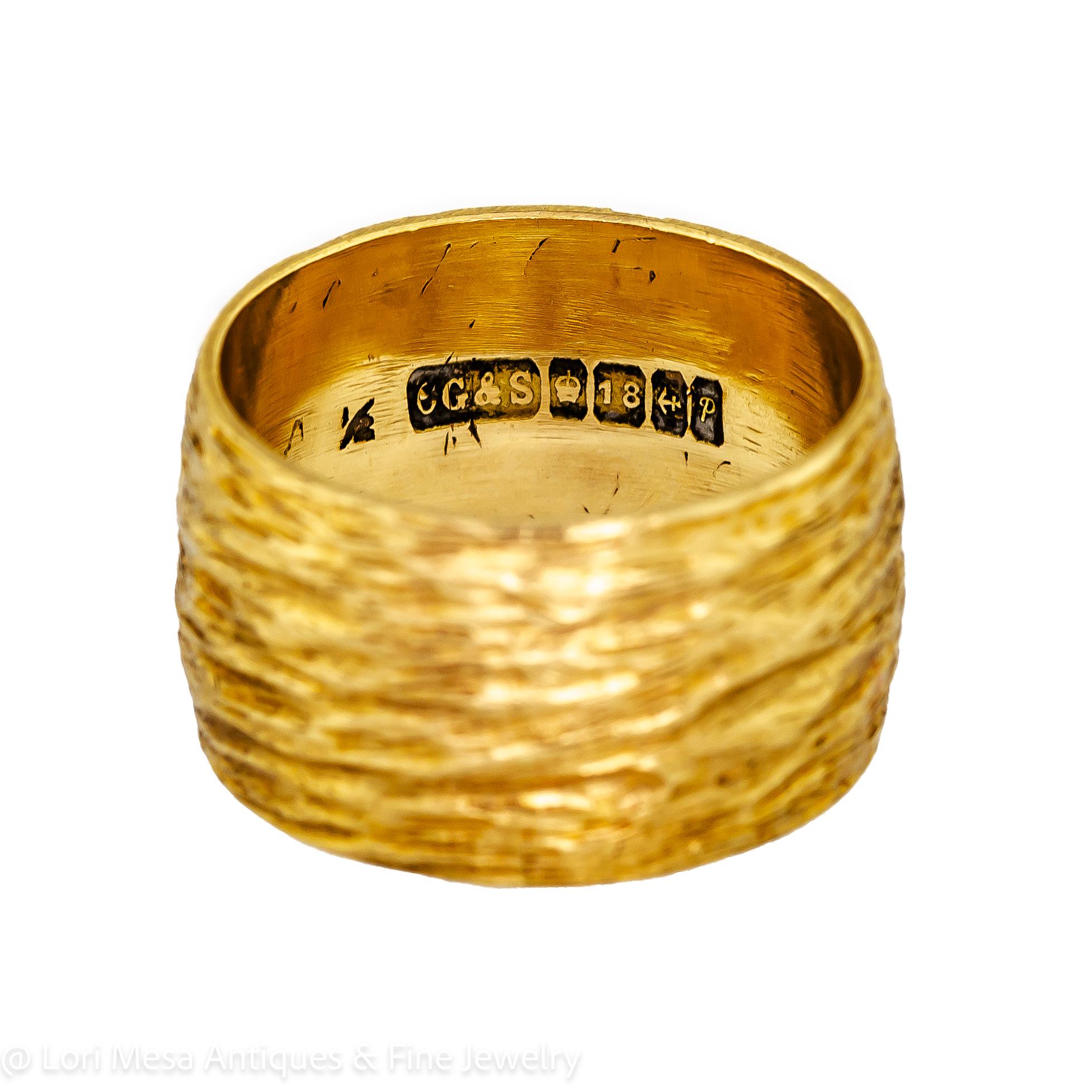 English 18Kt Yellow Gold Wide Circa 1965 Ring For Sale 2