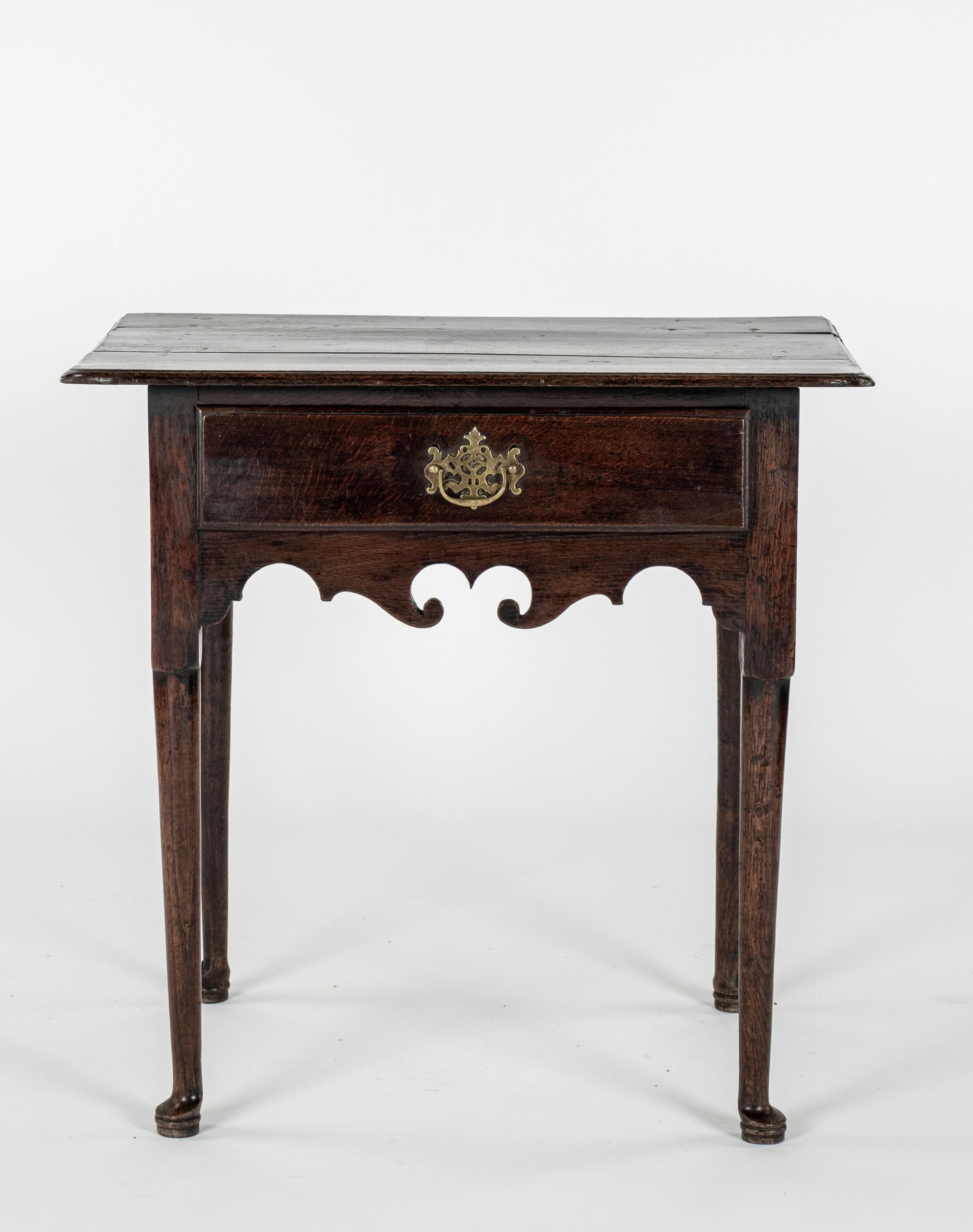  Table basse en chêne ancien du XVIIIe siècle  Très original, ce bas de gamme en chêne d'époque géorgienne repose sur quatre pieds cabriole droits qui se terminent par des pieds pad. La façade comporte un seul tiroir avec des poignées en laiton de