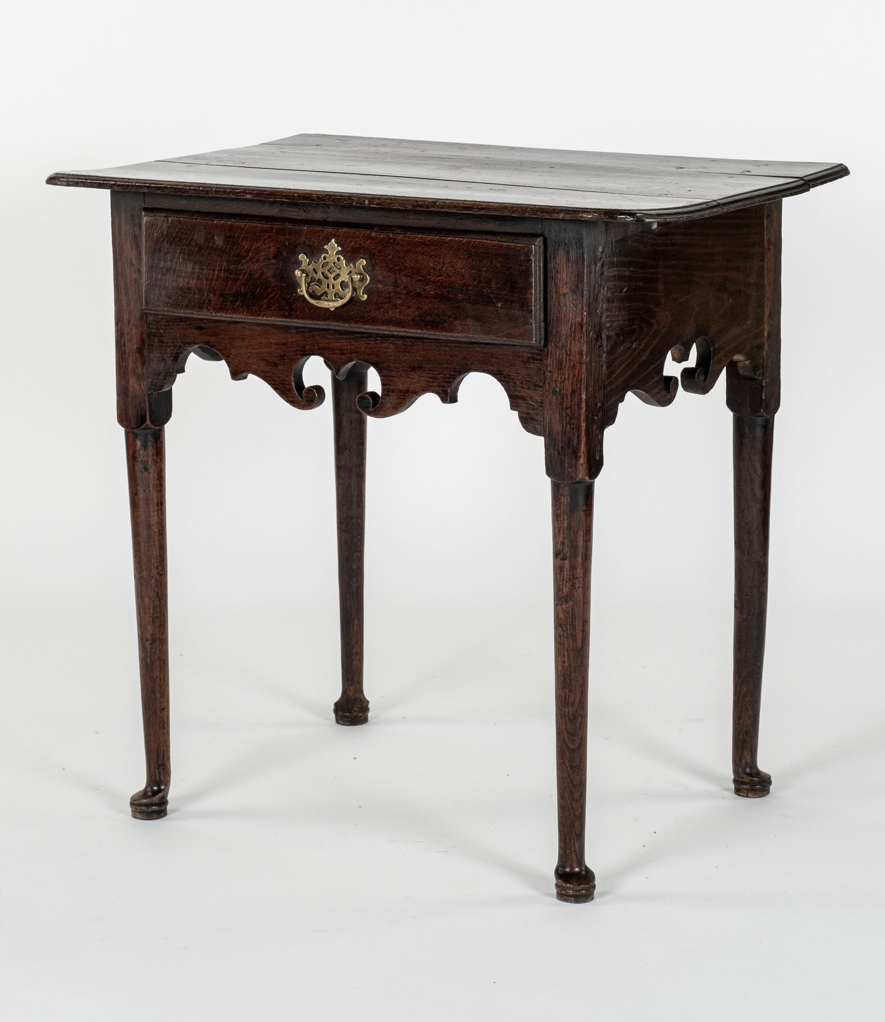 Georgien Table basse en chêne ancien du XVIIIe siècle en vente