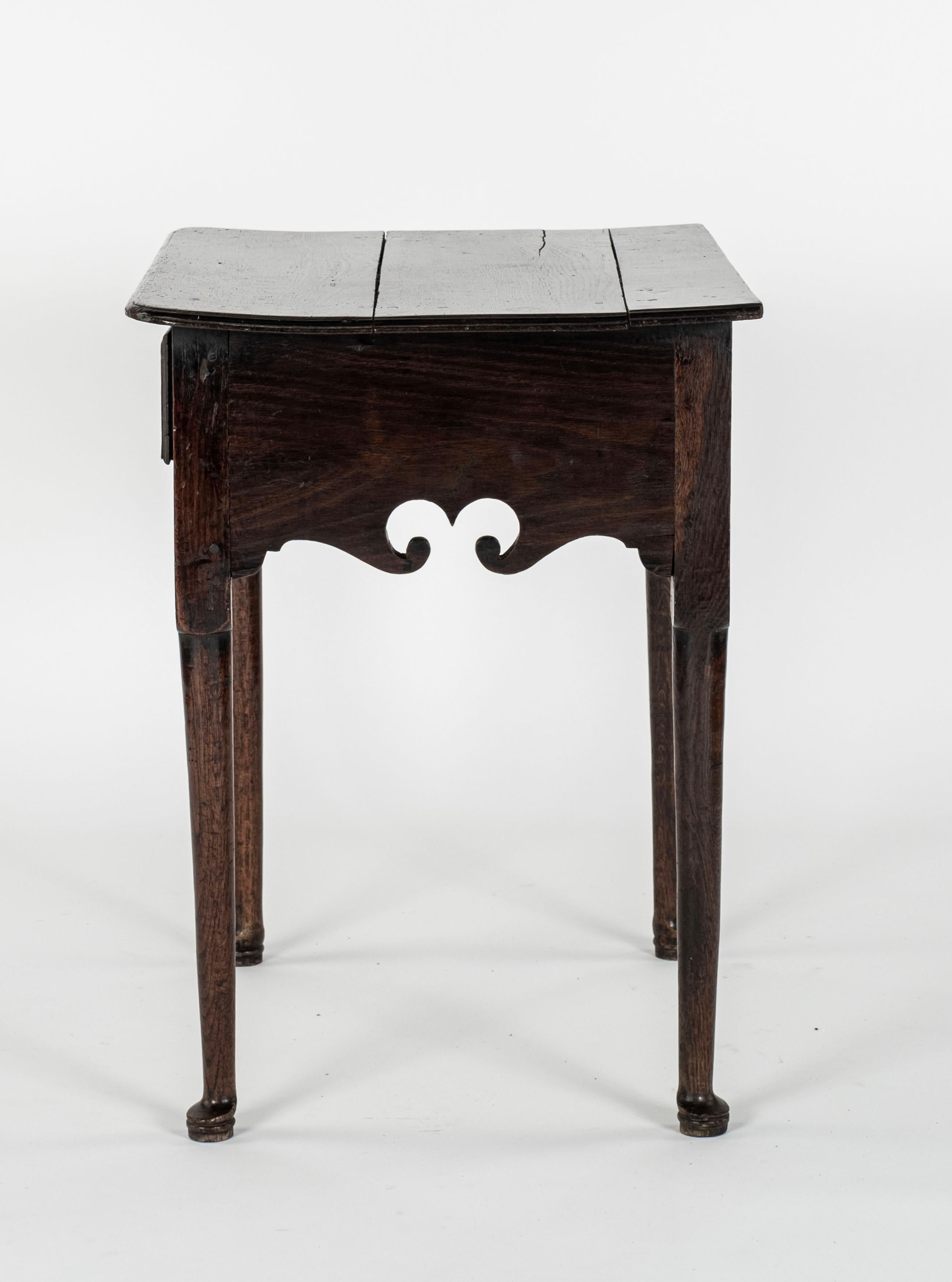 Britannique Table basse en chêne ancien du XVIIIe siècle en vente