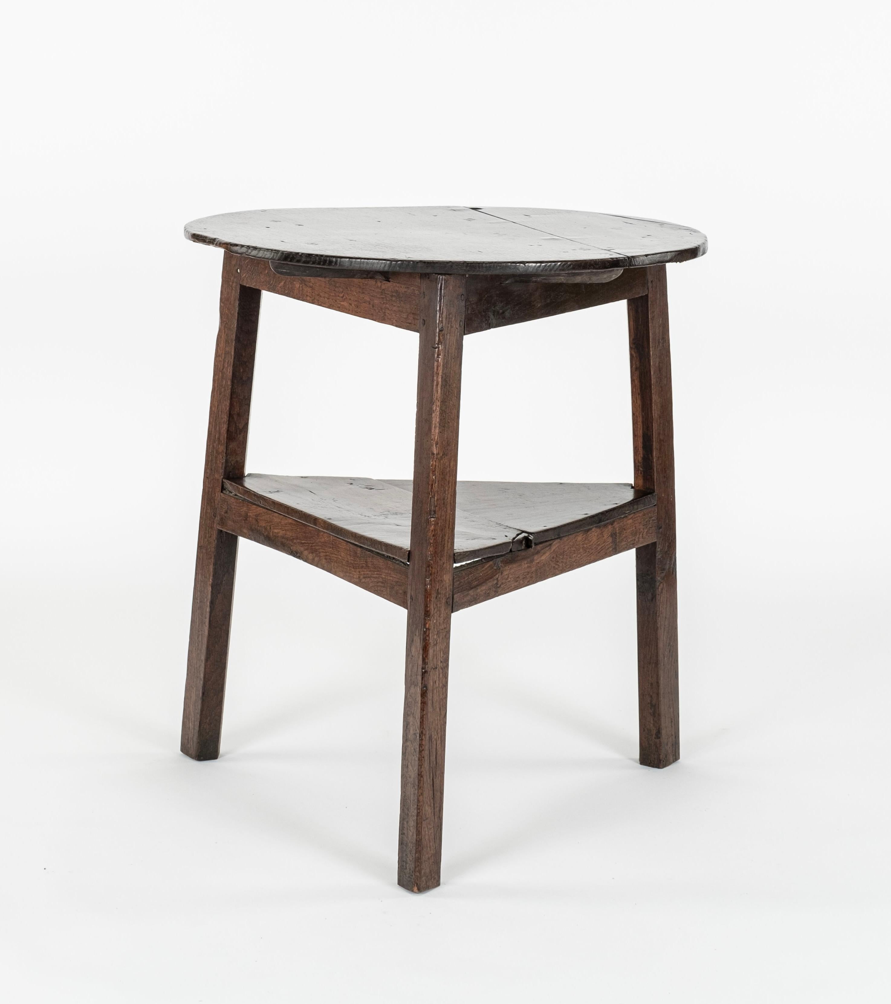 Mesa de cricket inglesa de roble de época del siglo XVIII  Un ejemplo muy bueno y honesto de mesa de cricket antigua inglesa de roble de la época georgiana en excelente estado original y un maravilloso color original. De buen tamaño, con tablero