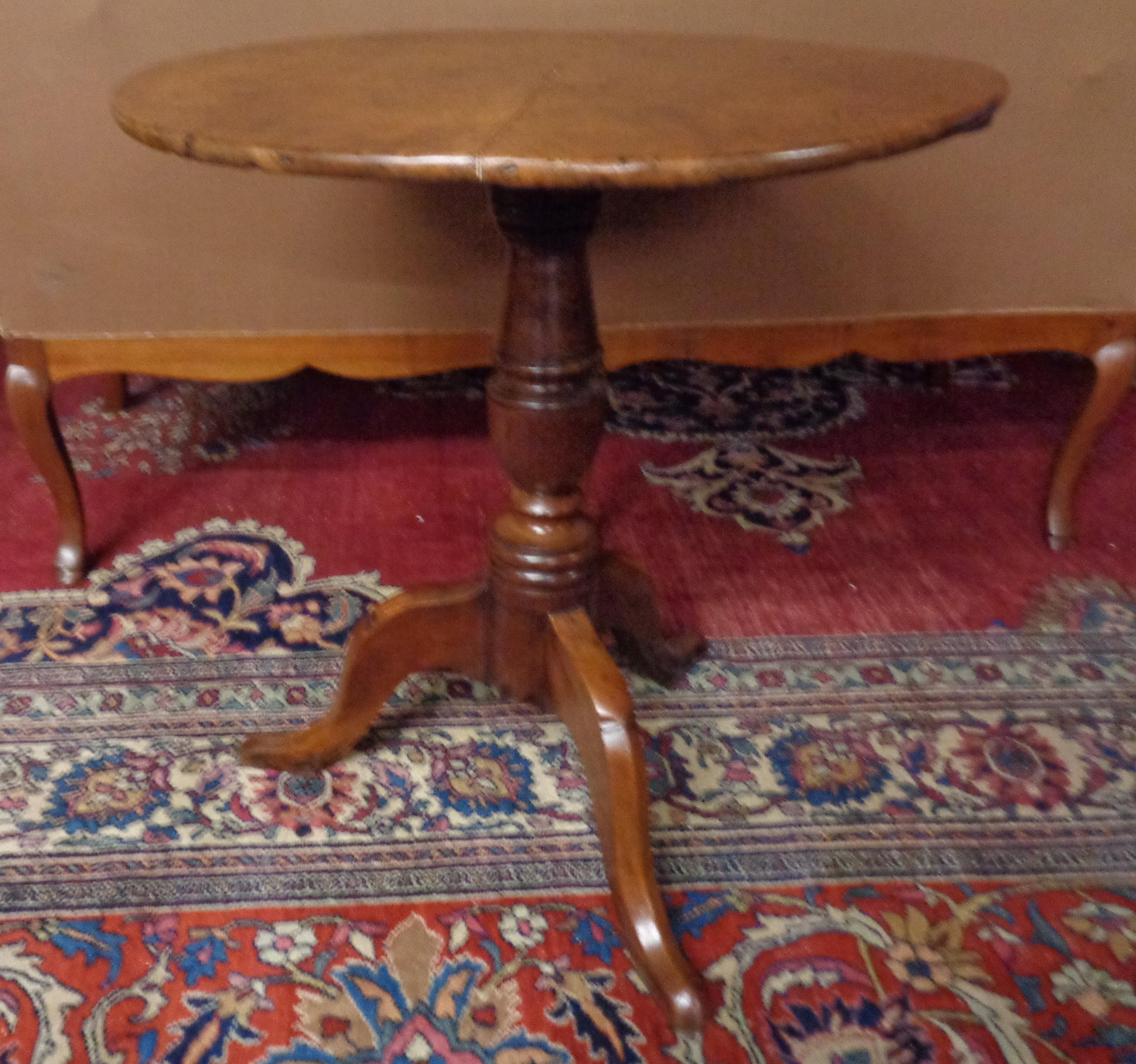 English 18th Century Burled Yew Wood Tripod Pedestal Table, circa 1780 In Good Condition For Sale In West Hollywood, CA