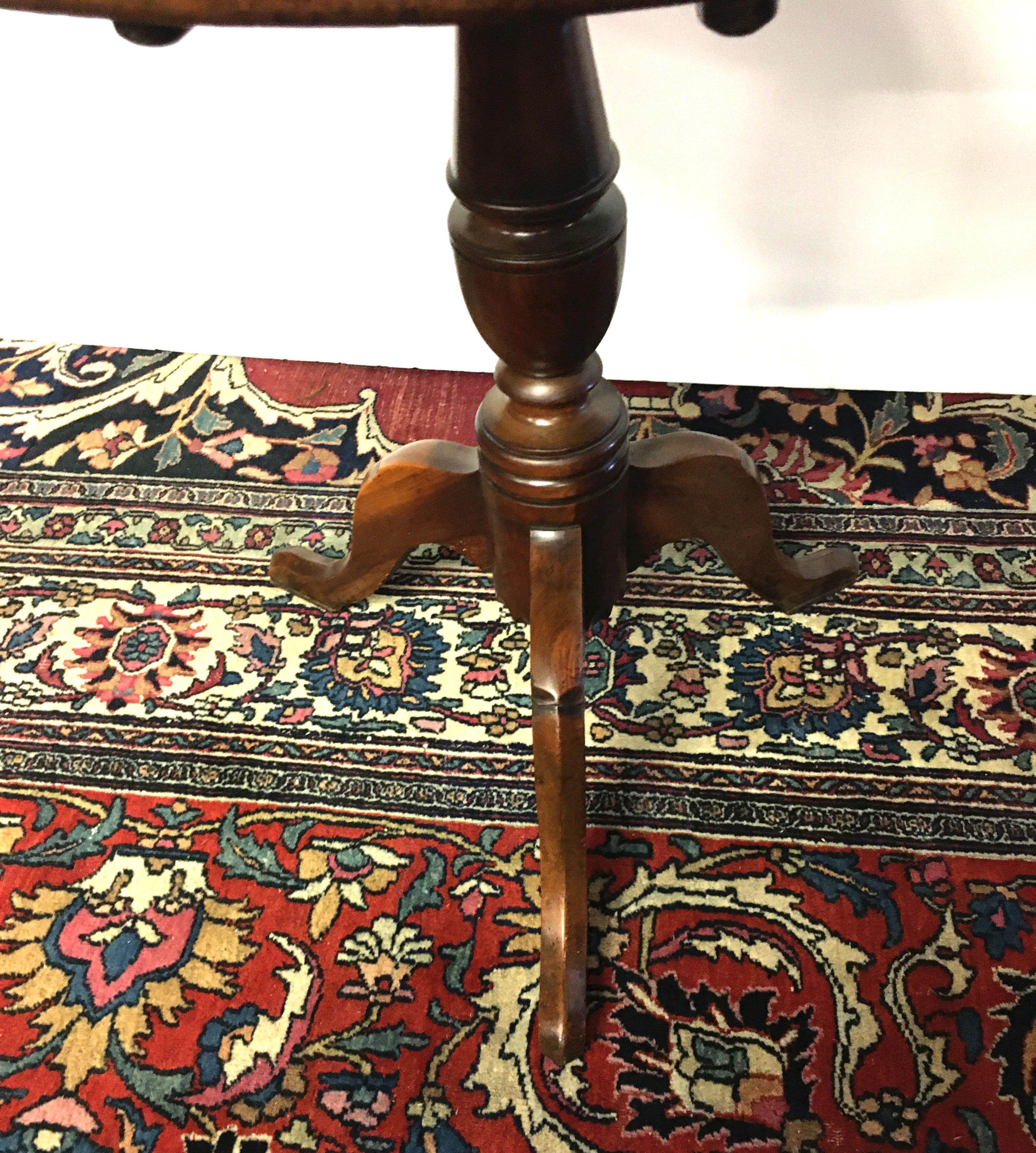 Late 18th Century English 18th Century Burled Yew Wood Tripod Pedestal Table, circa 1780 For Sale