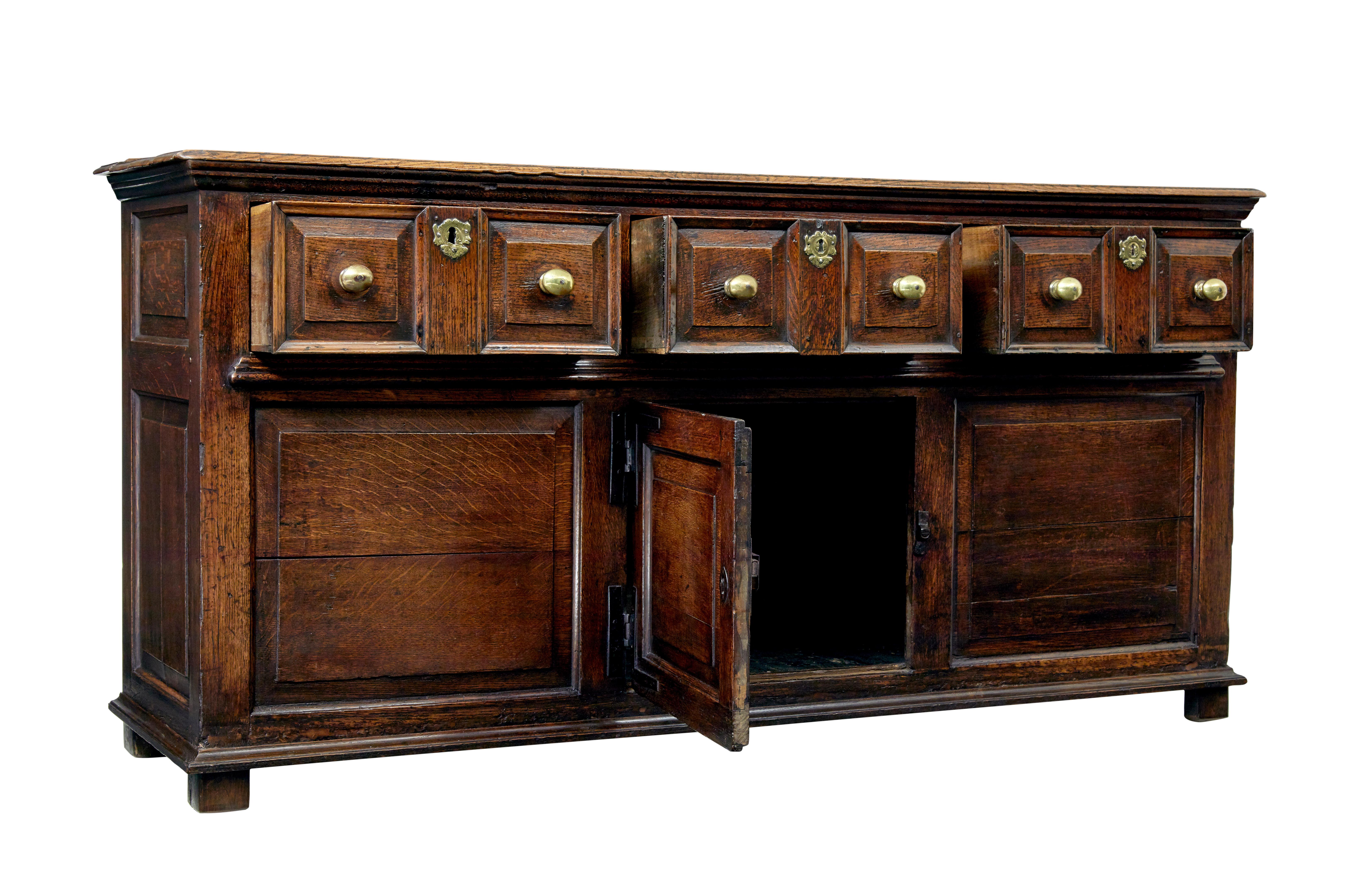 Comò in quercia inglese del XVIII secolo, circa 1720

Siamo lieti di offrire questo mobile funzionale di 300 anni fa, ancora attuale per l'uso quotidiano.

Piano superiore a 4 doghe con supporto a cremagliera applicato lungo l'ultima doga sul retro.