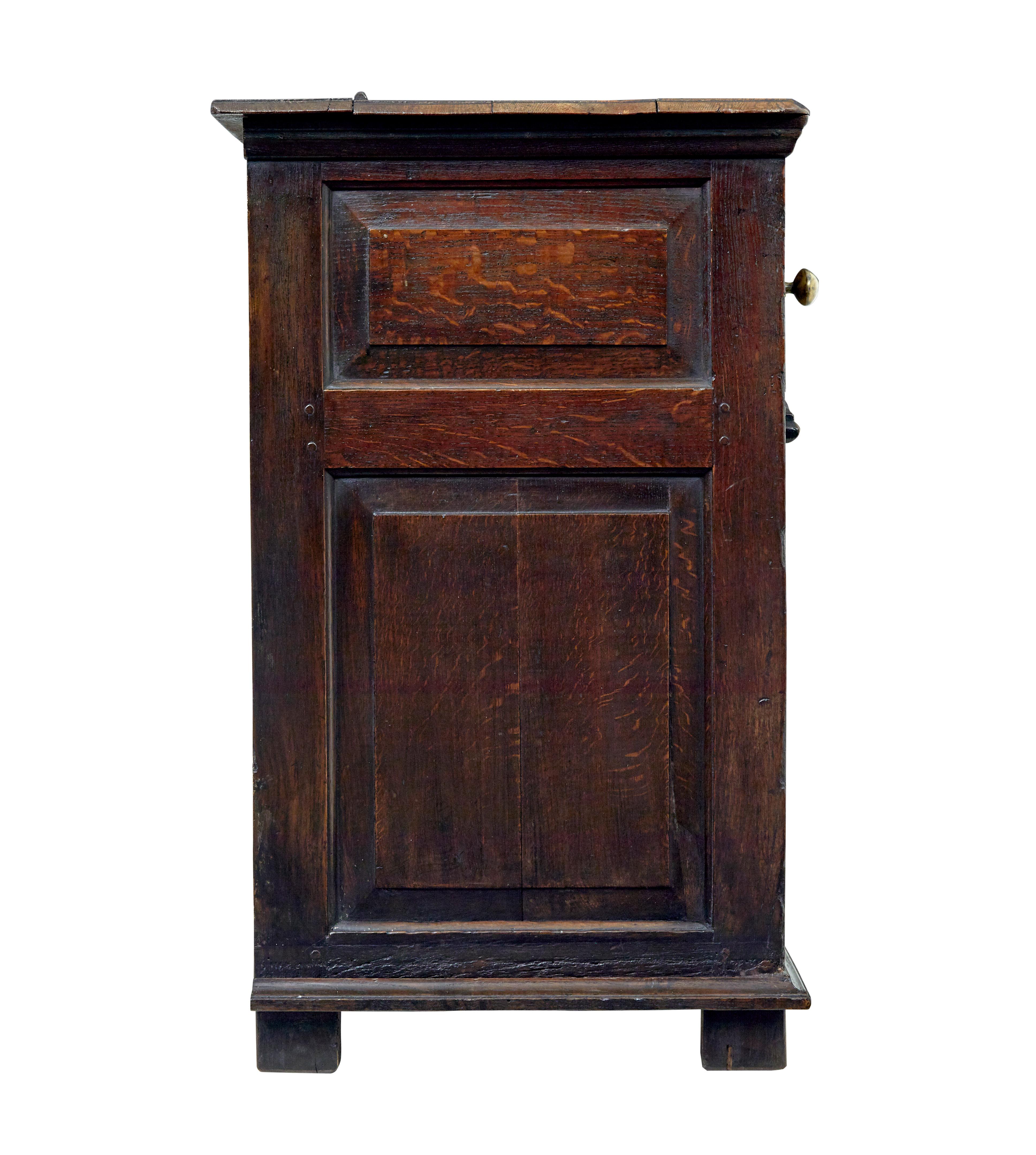 Quercia Comò inglese in rovere intagliato del XVIII secolo in vendita