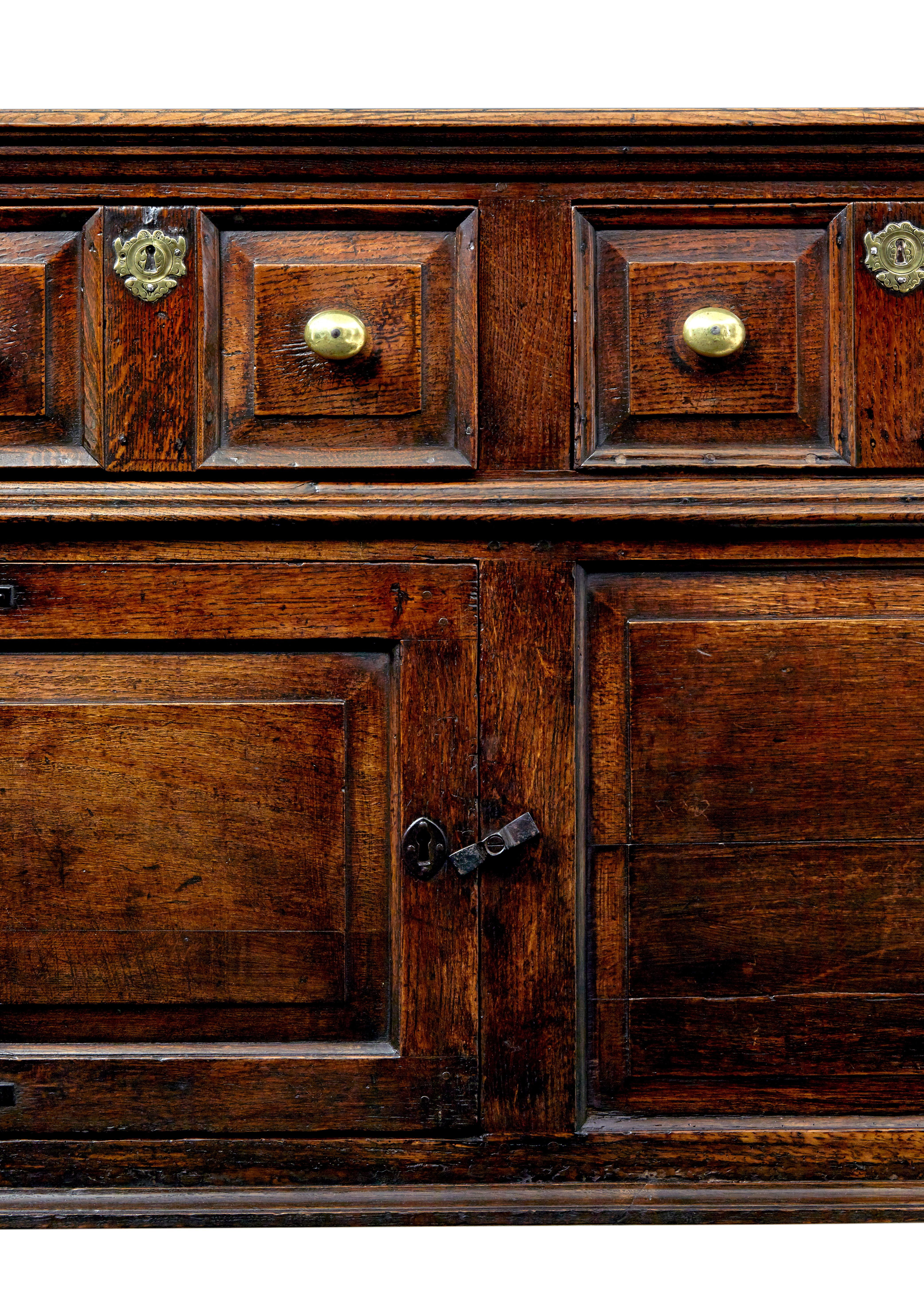 Comò inglese in rovere intagliato del XVIII secolo in vendita 1