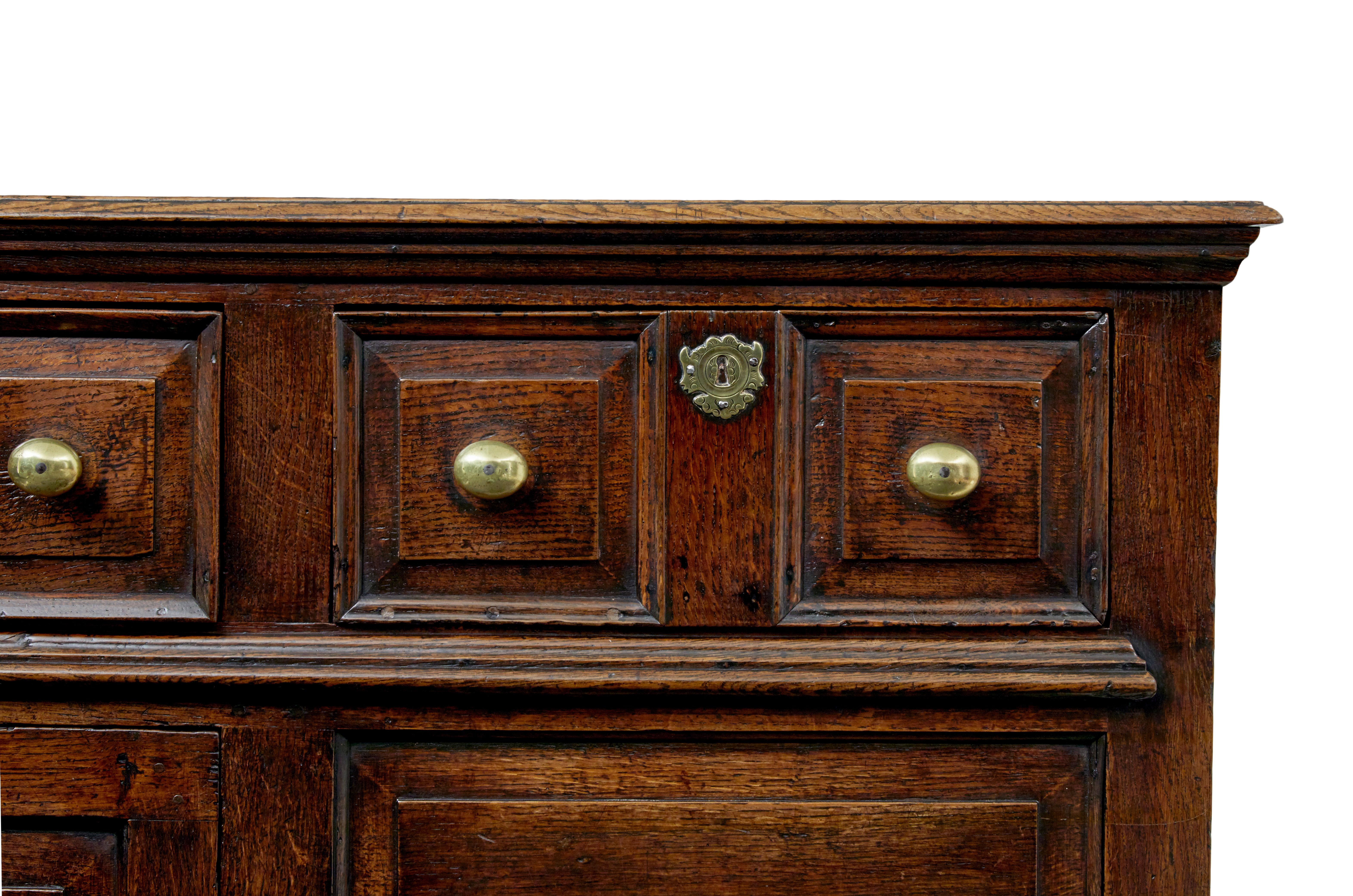 Comò inglese in rovere intagliato del XVIII secolo in vendita 2